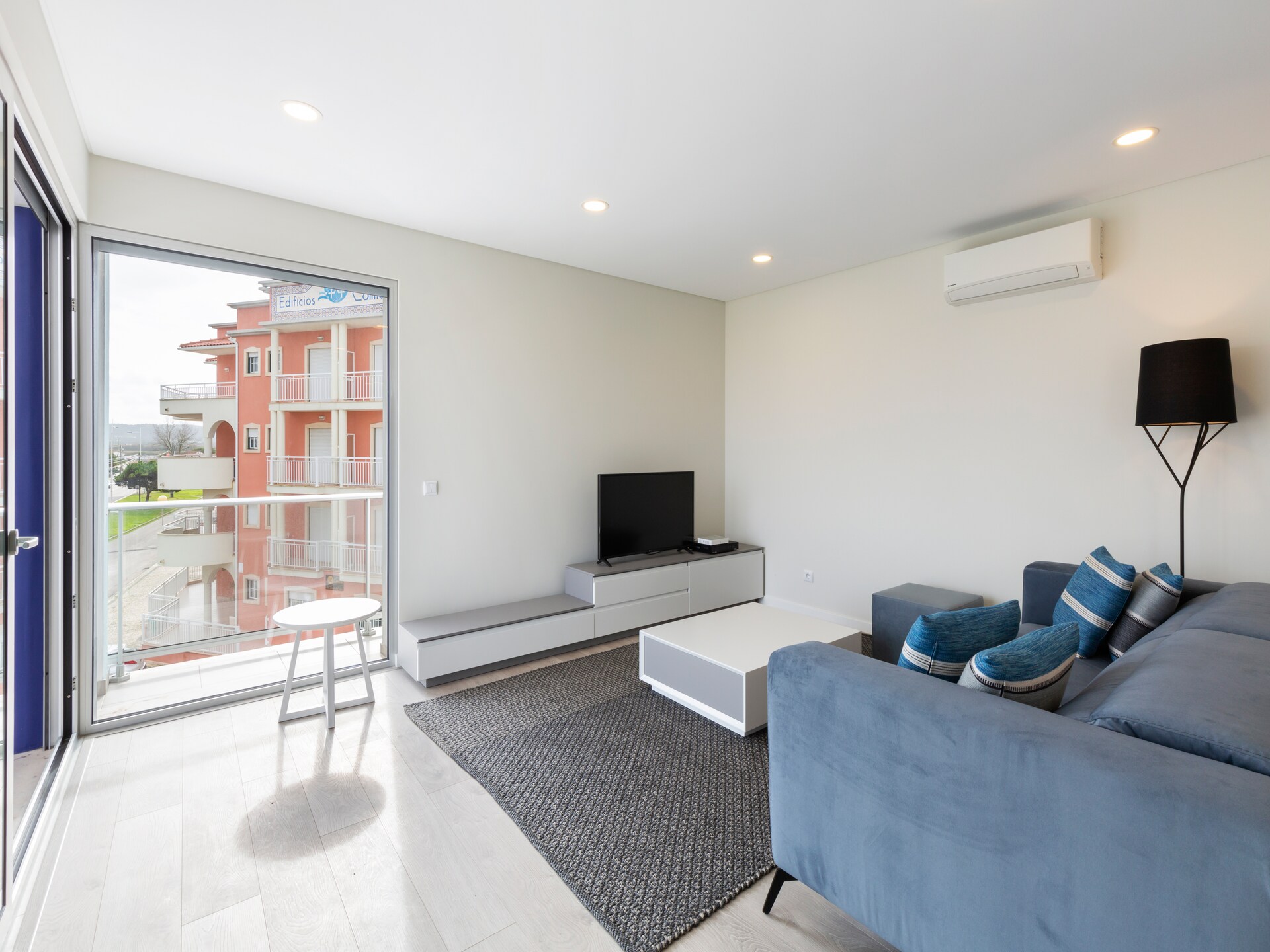 Licht appartement met dakterras en zwembad op 700 meter van de baai - foto 26