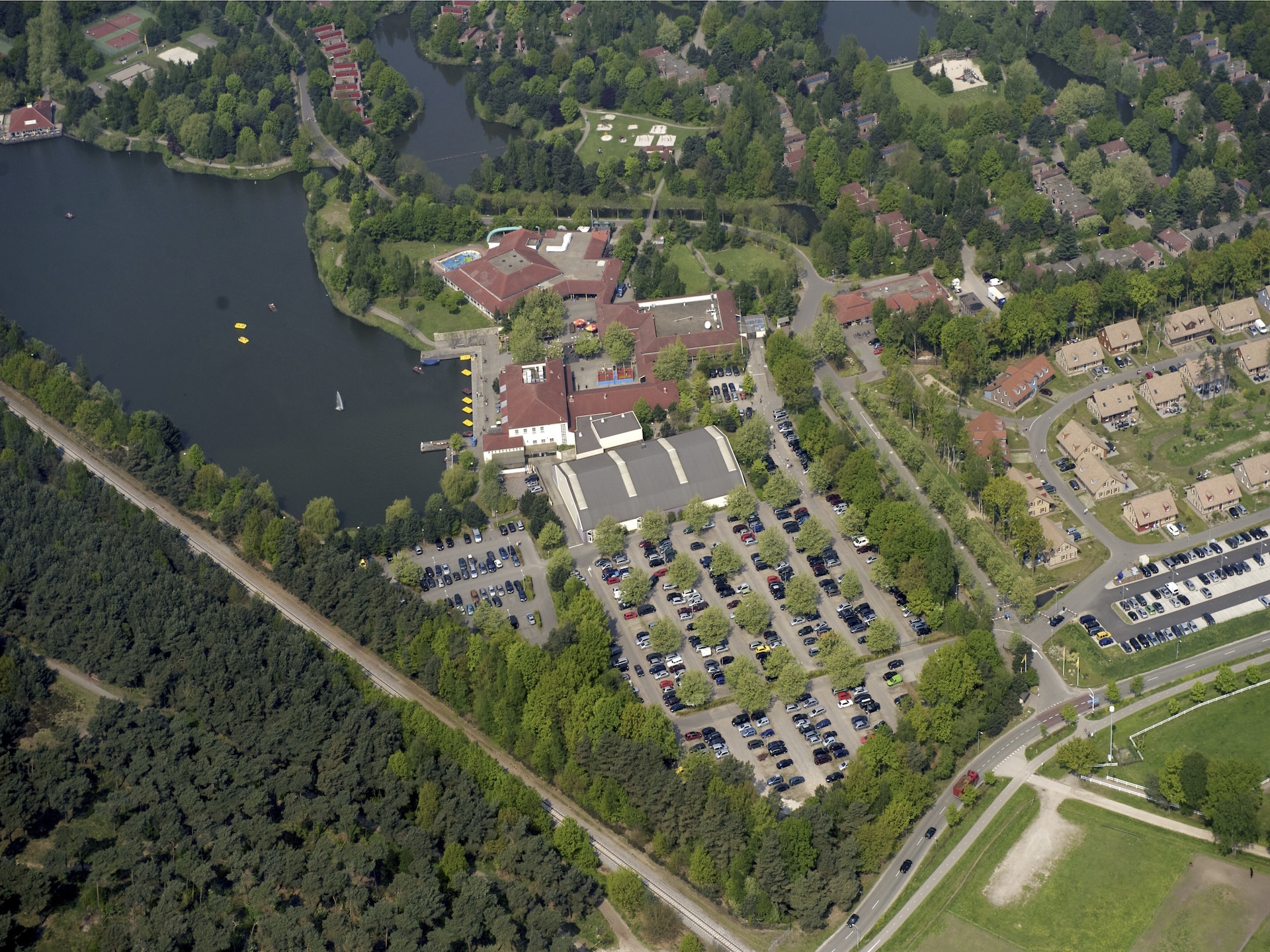 Halfvrijstaande bungalow voor 4 personen op Vakantiepark Weerterbergen - foto 12