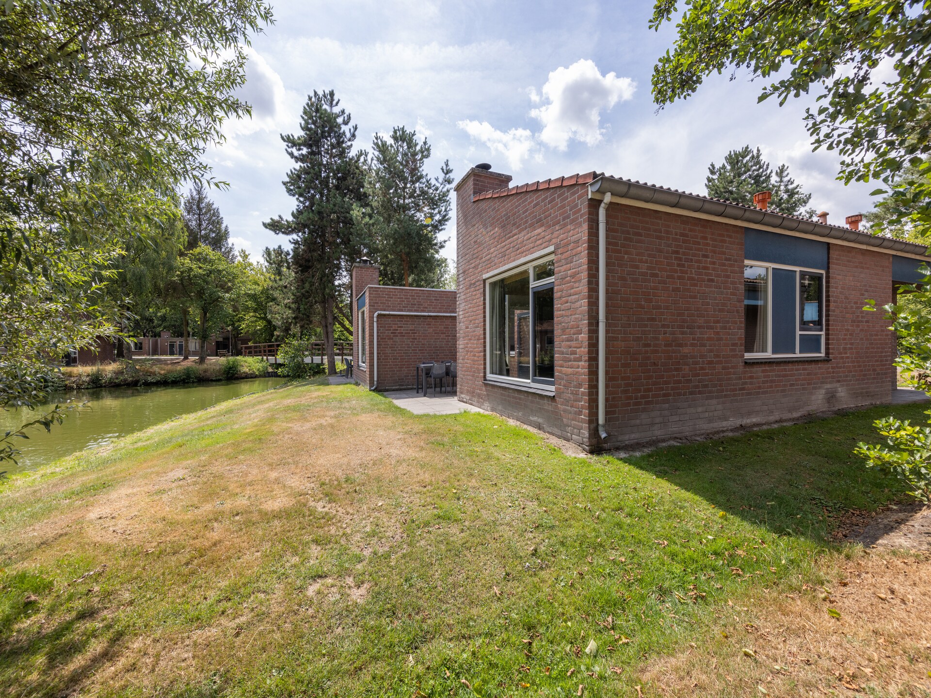 Halfvrijstaande bungalow met wellness op rustig familiepark in Weert - foto 10