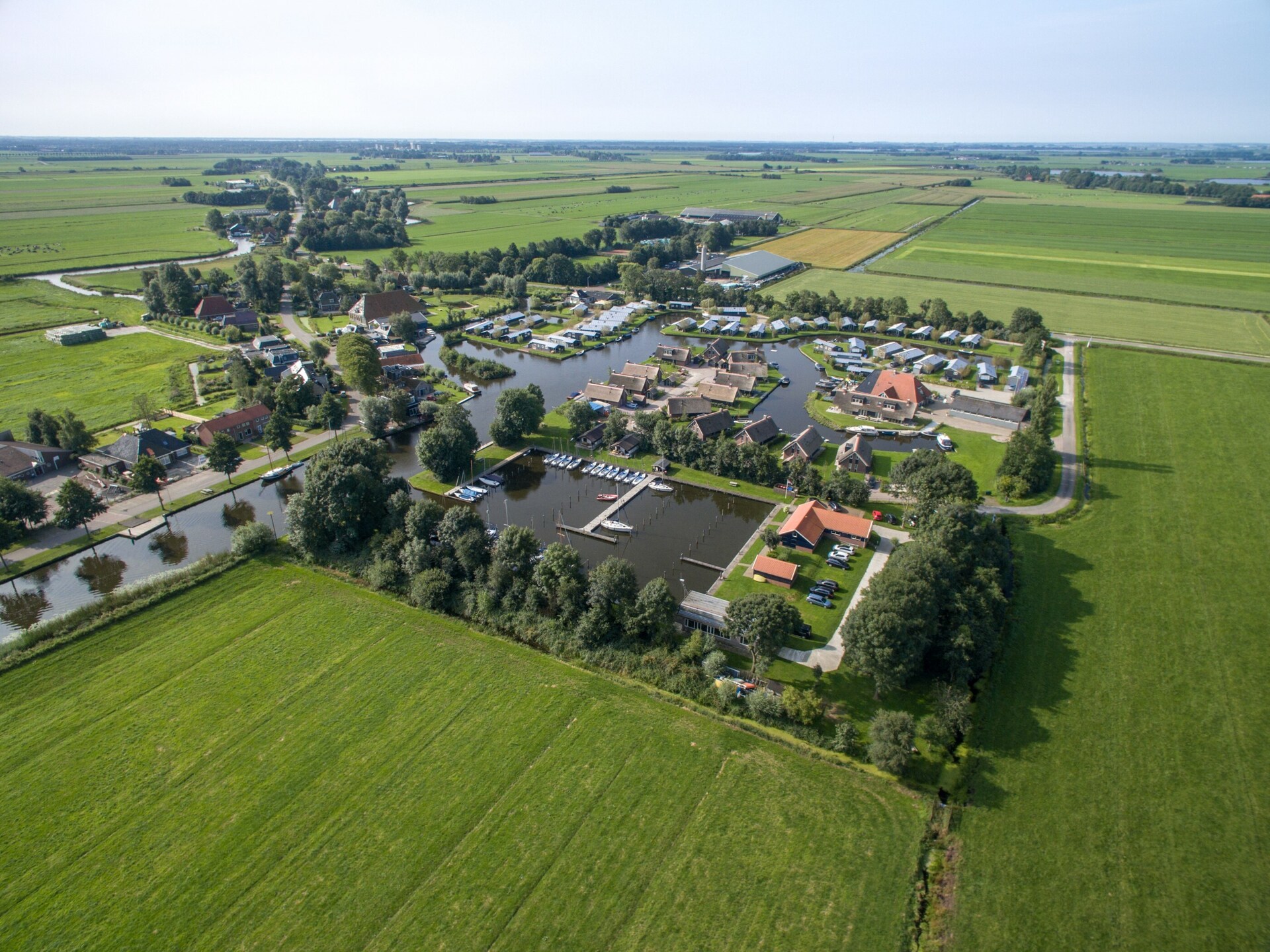 6-persoons watervilla met aanlegsteiger aan het water in Friesland - foto 7