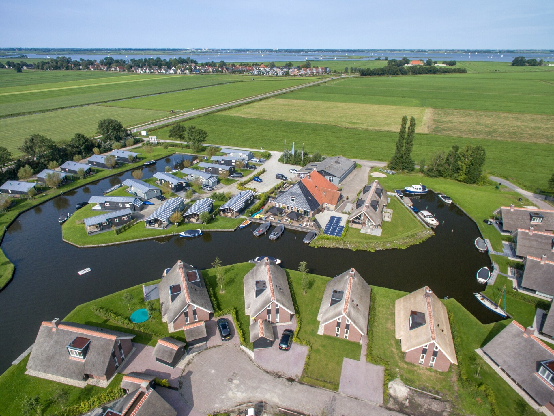 6-persoons watervilla met aanlegsteiger aan het water in Friesland - foto 8