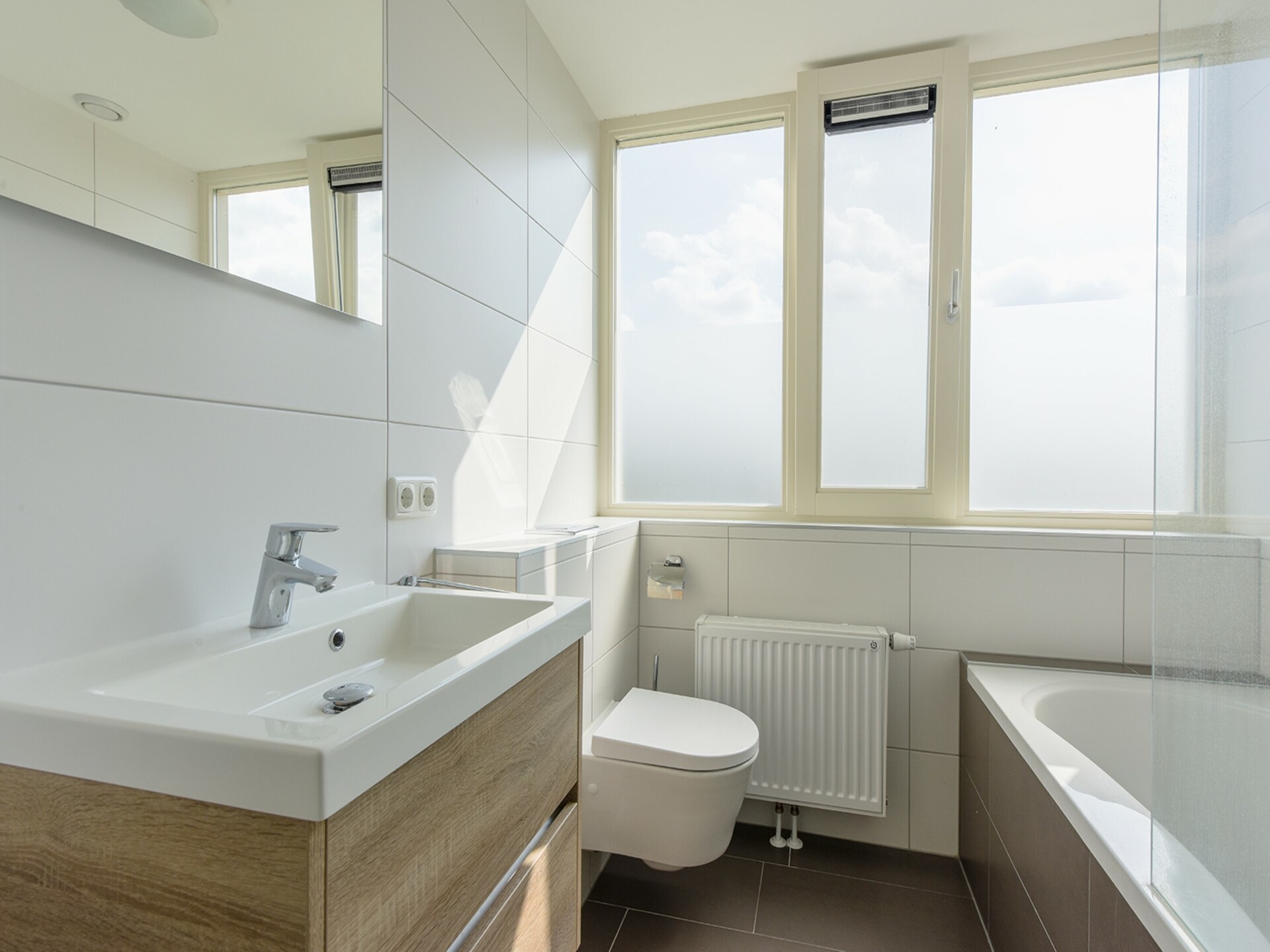 6-persoons watervilla met aanlegsteiger aan het water in Friesland - foto 9