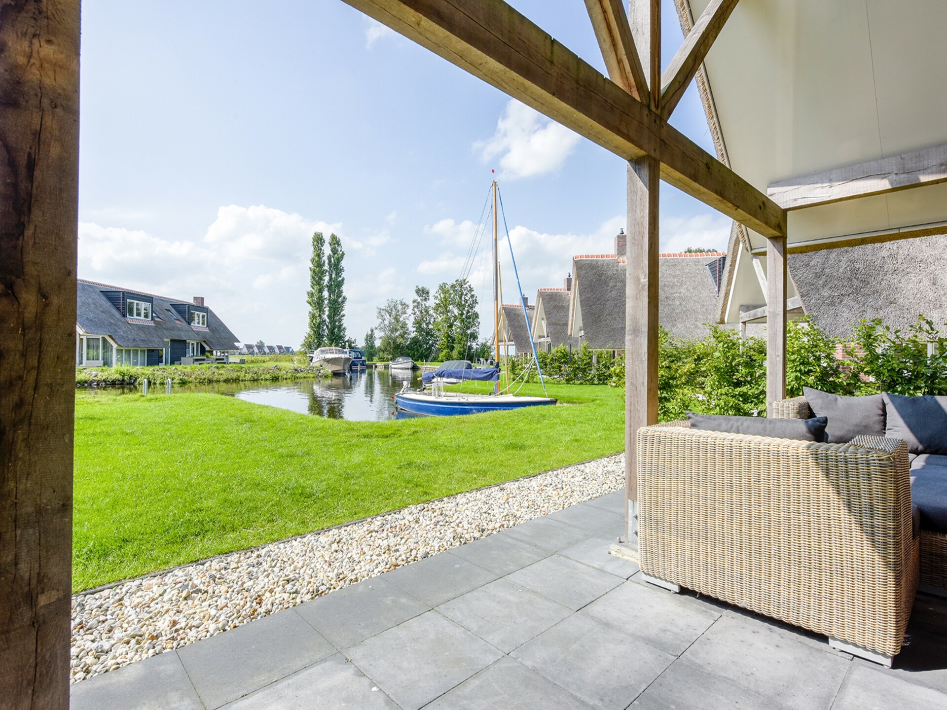 6-persoons watervilla met aanlegsteiger aan het water in Friesland - foto 6