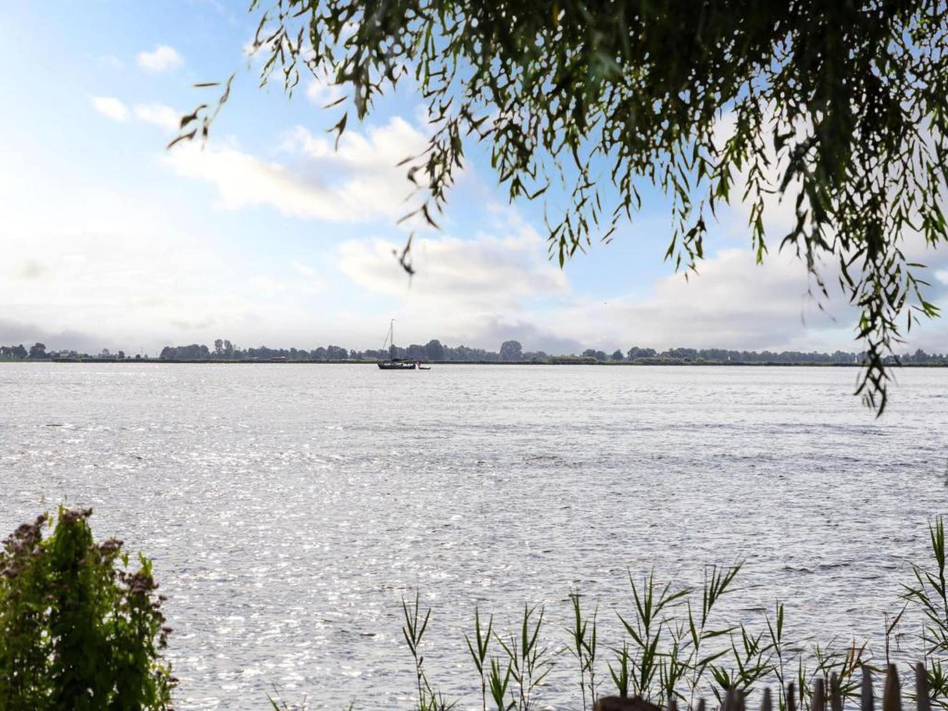 6-persoons watervilla met aanlegsteiger aan het water in Friesland - foto 16