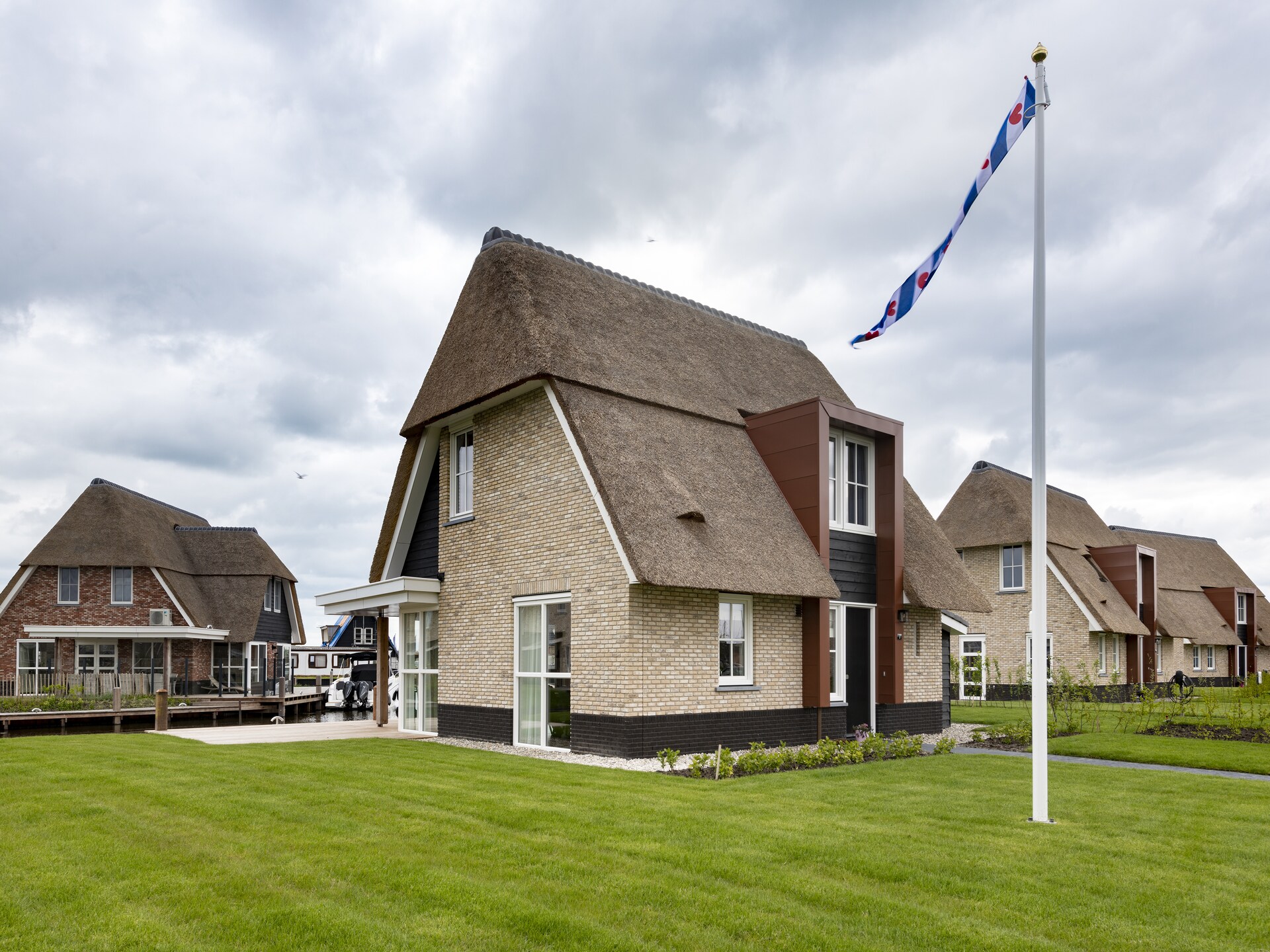Luxe watervilla met privésauna en eigen steiger aan het Tjeukemeer - foto 9