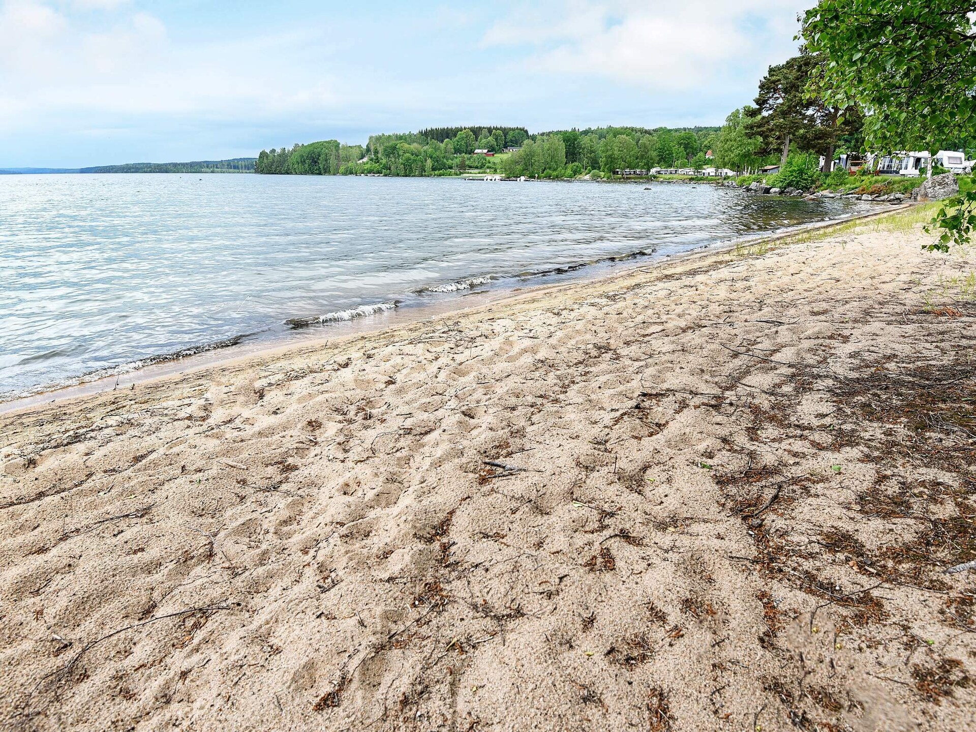 Kleine stuga met meerzicht en zandstrand bij Årjäng - foto 8