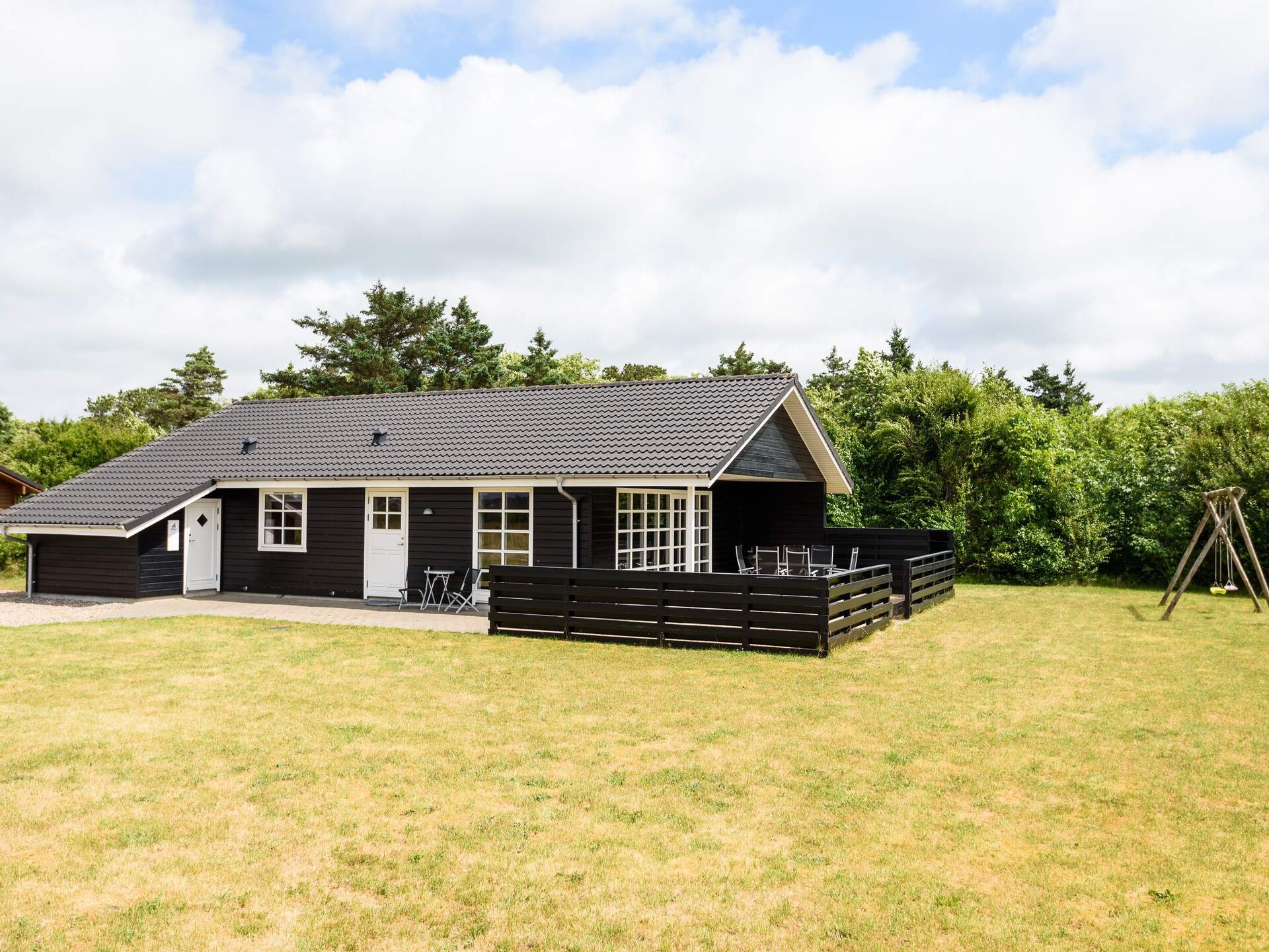 Licht houten vakantiehuis op 700 meter van strand in Tarm - foto 4