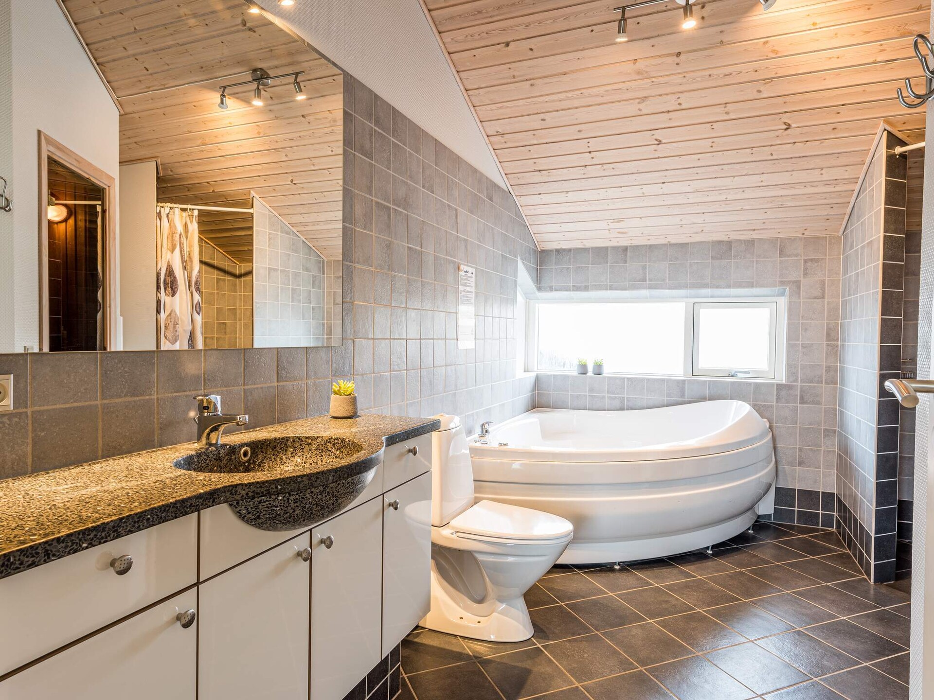 Licht vakantiehuis met sauna en whirlpool op 600m van het strand in Tarm - foto 17