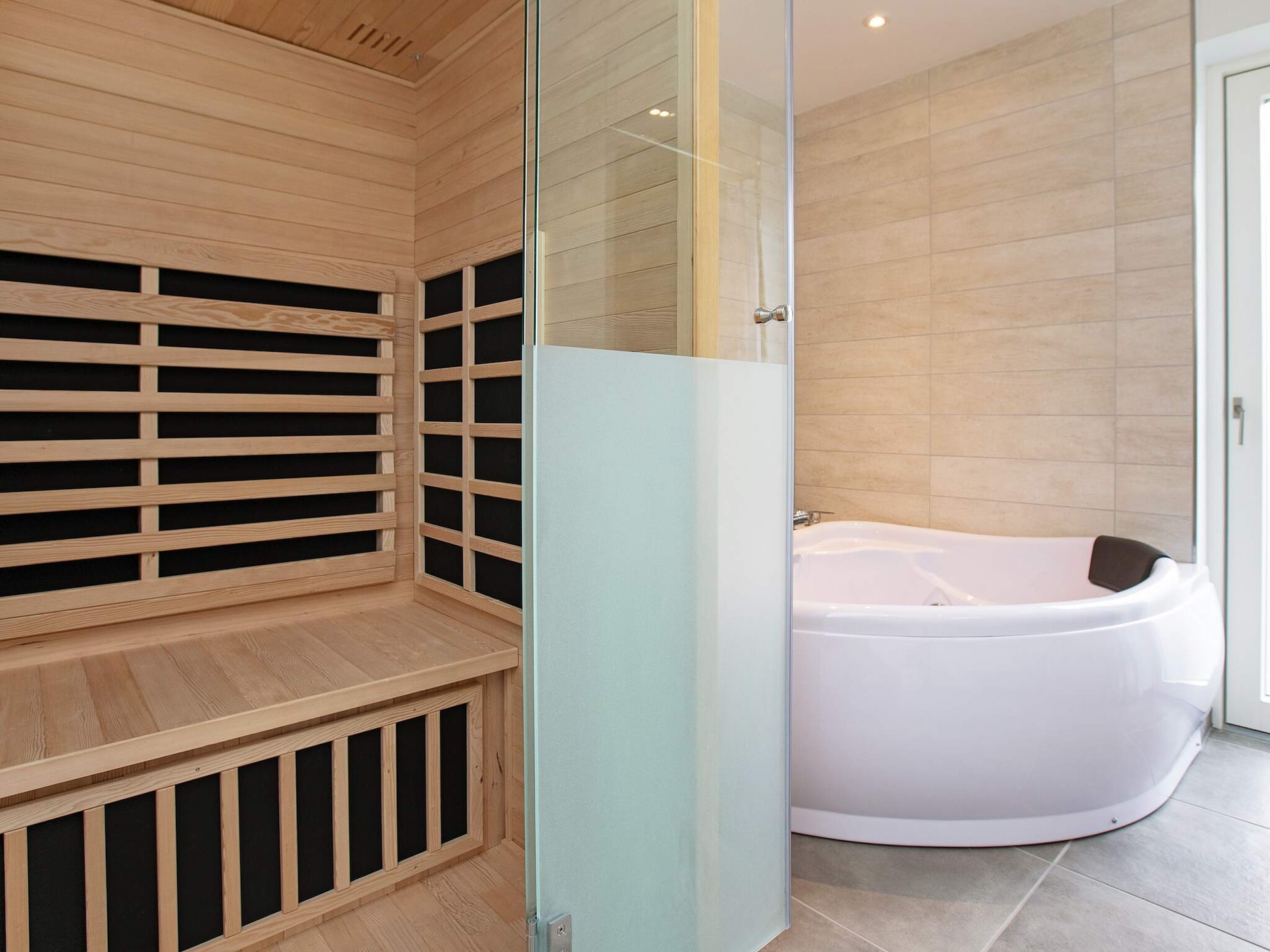 Ruim vakantiehuis met whirlpool, sauna en activiteitenruimte op 280m van strand - foto 45