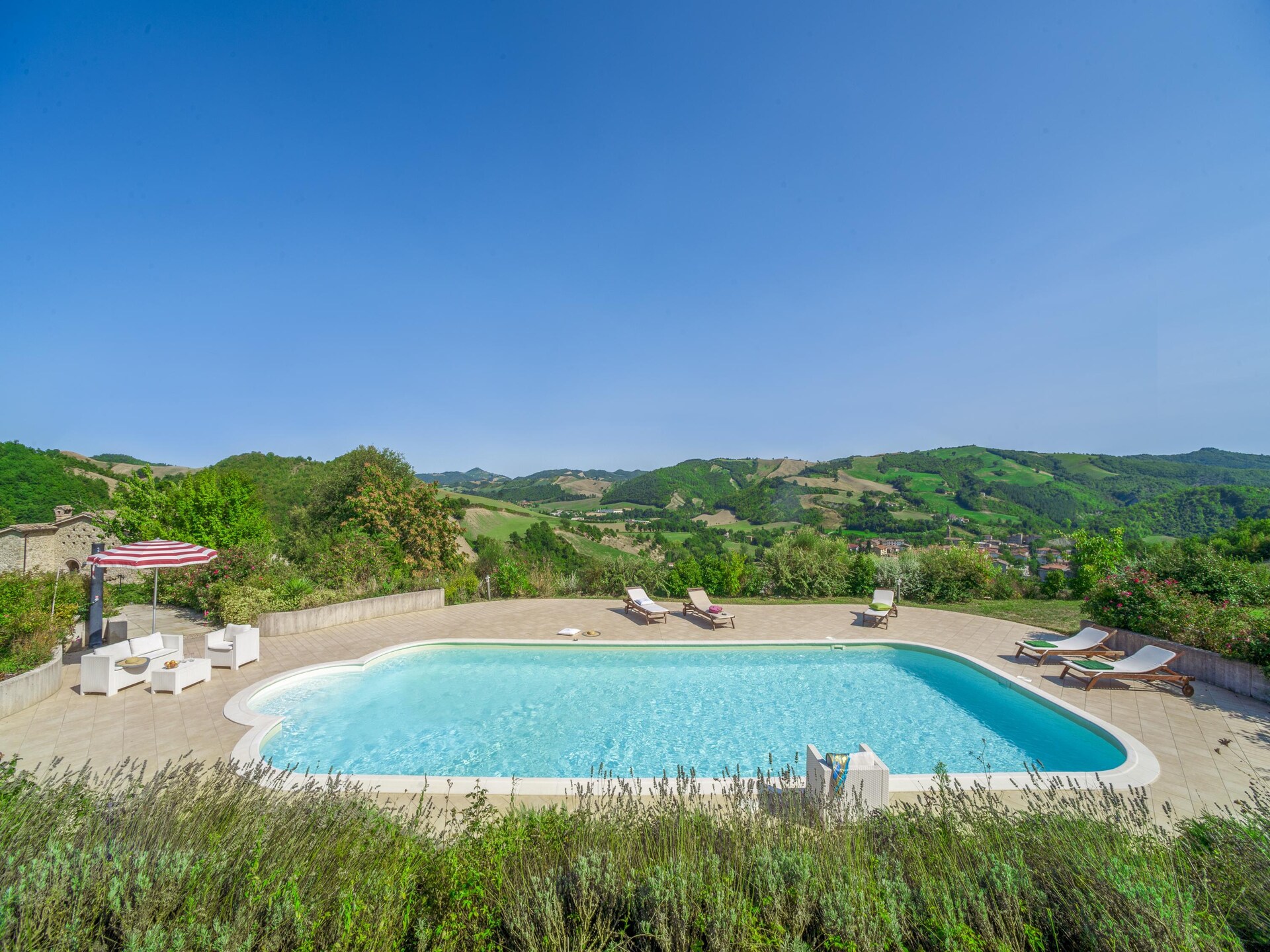 Villa Calfattore: Rustieke groepsaccommodatie met privézwembad in de bossen van Le Marche - foto 1