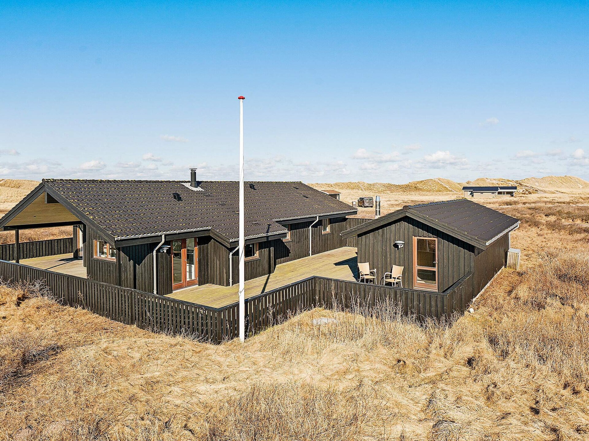 Ruim vakantiehuis met duinenzicht op 50m van Noordzeestrand in Nørlev - foto 1