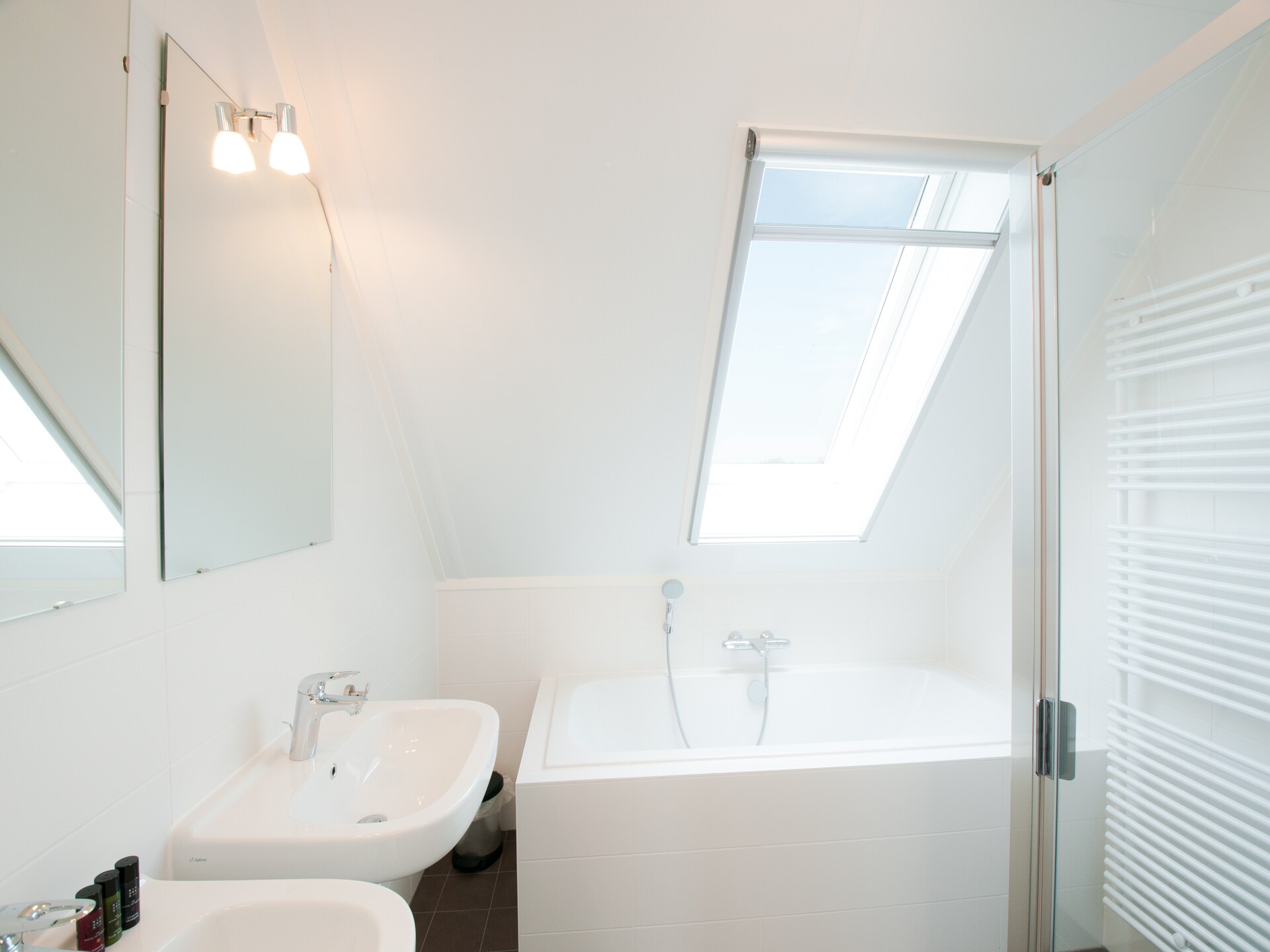 Luxe designvilla aan het water in Tholen met aanlegsteiger en buitenhaard - foto 11