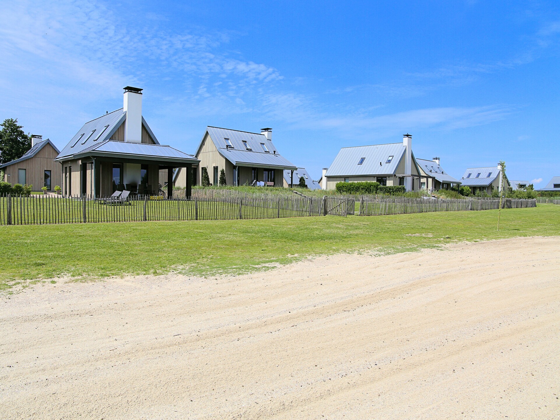 Luxe designvilla aan het water in Tholen met aanlegsteiger en buitenhaard - foto 16