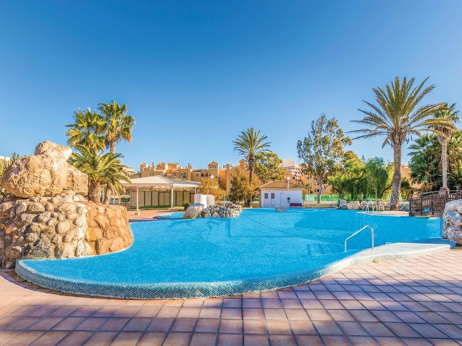 Zonnig appartement in Roquetas de Mar met zwembad, dichtbij strand en golfbaan - foto 9