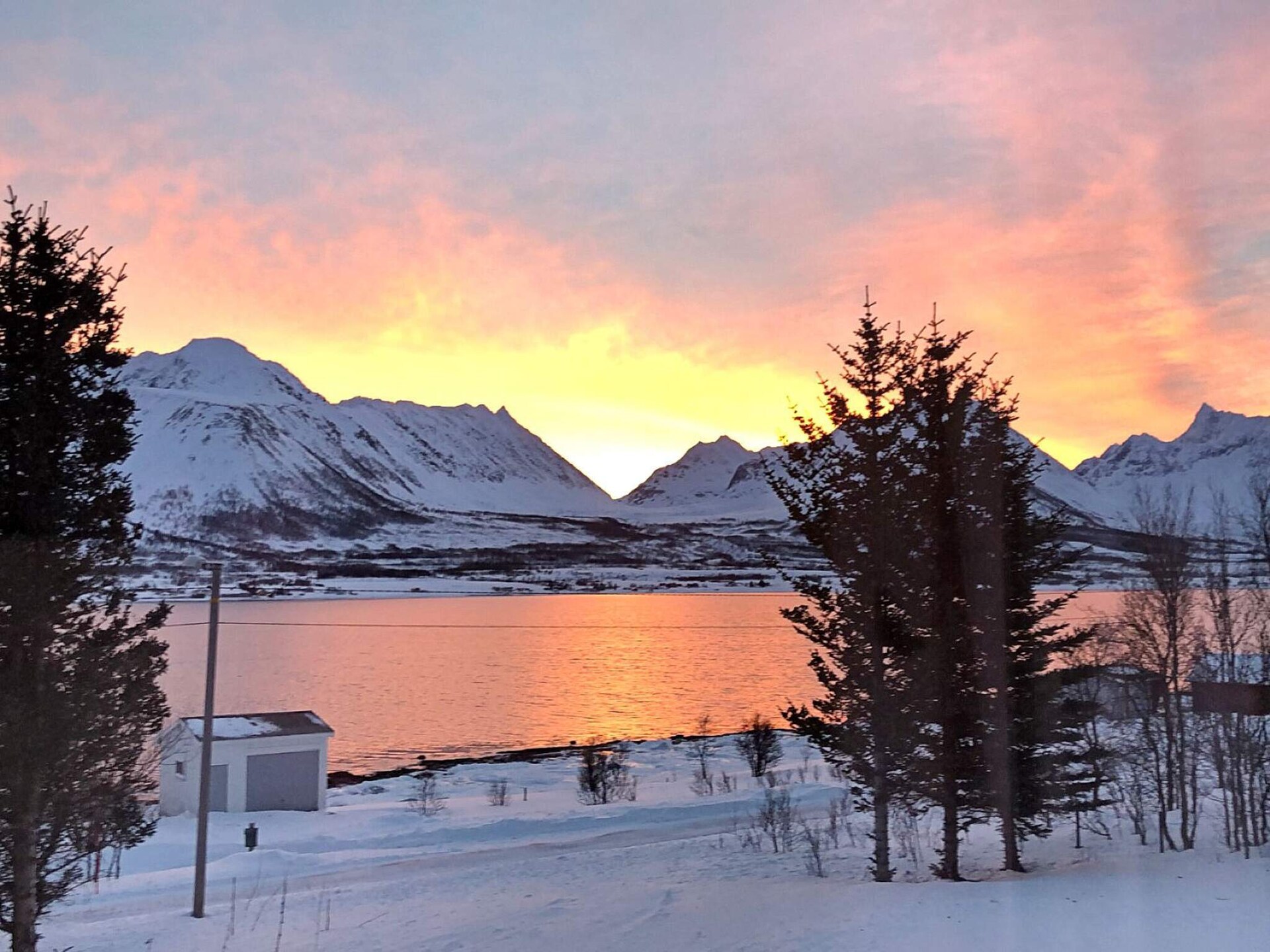 Sfeervol vakantiehuis aan zee met uitzicht op Lyngenfjord - foto 29