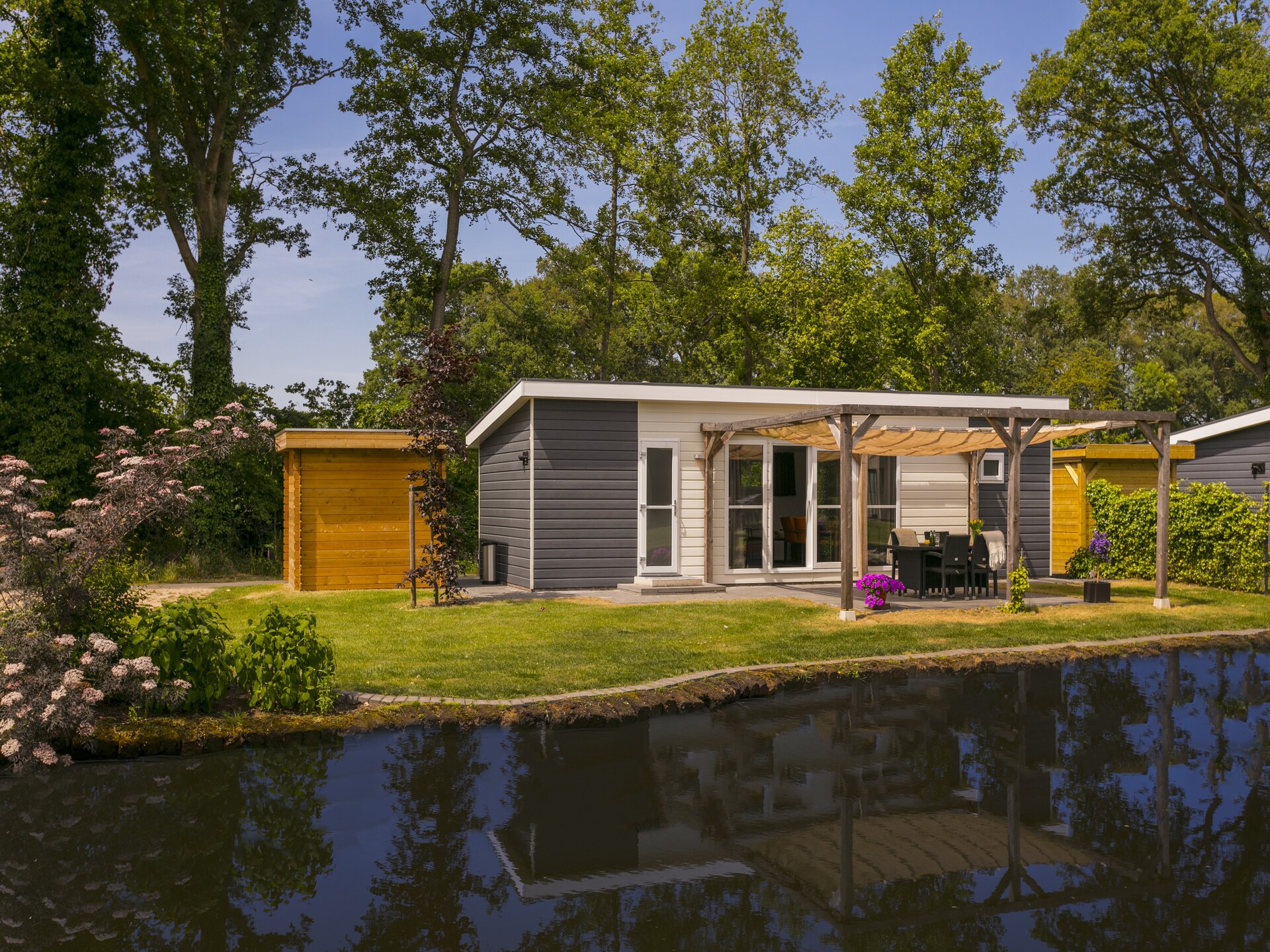 Modern waterchalet op Vakantiepark De Lochemse Berg in Lochem - foto 9