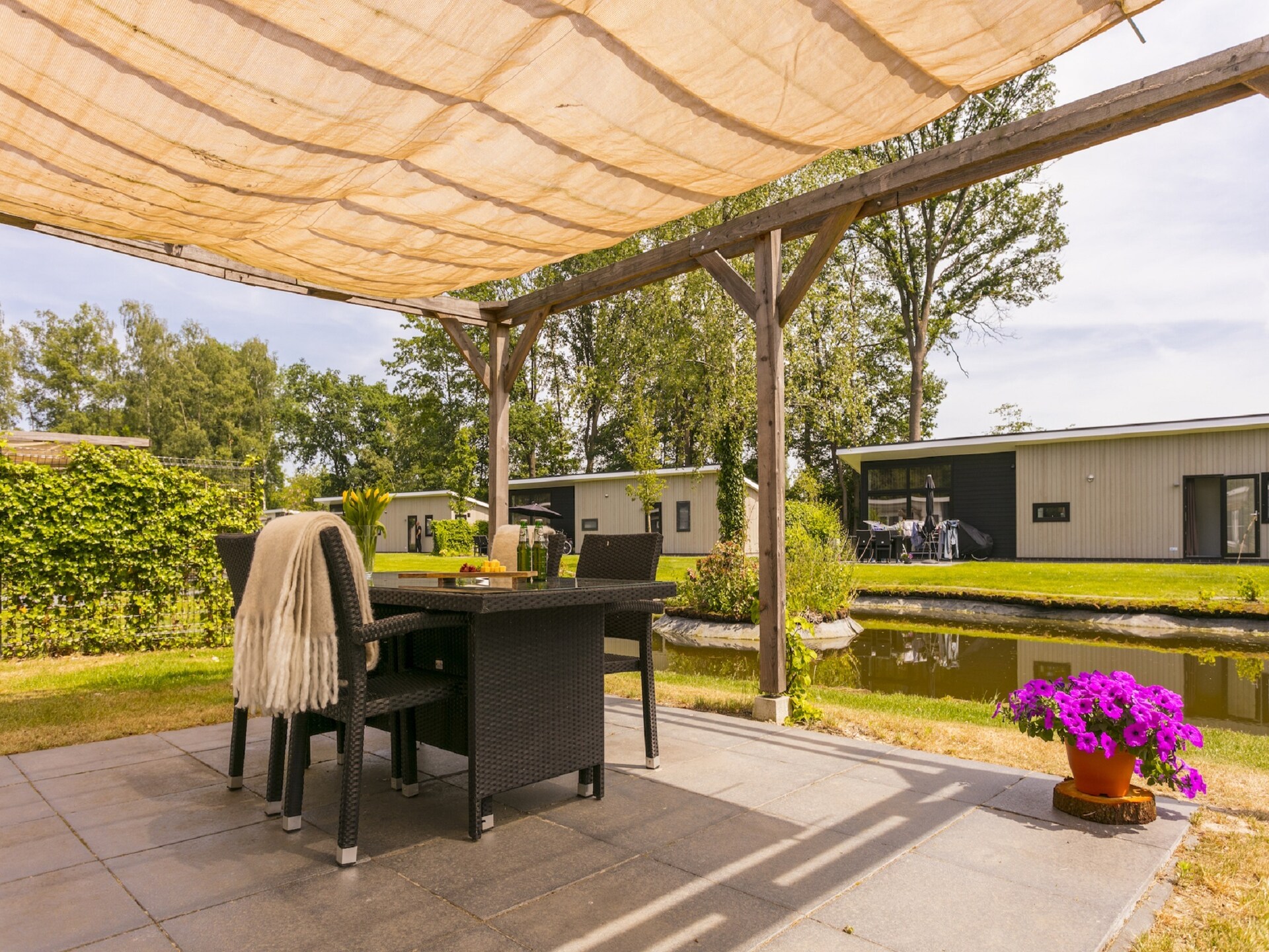 Modern waterchalet op Vakantiepark De Lochemse Berg in Lochem - foto 5