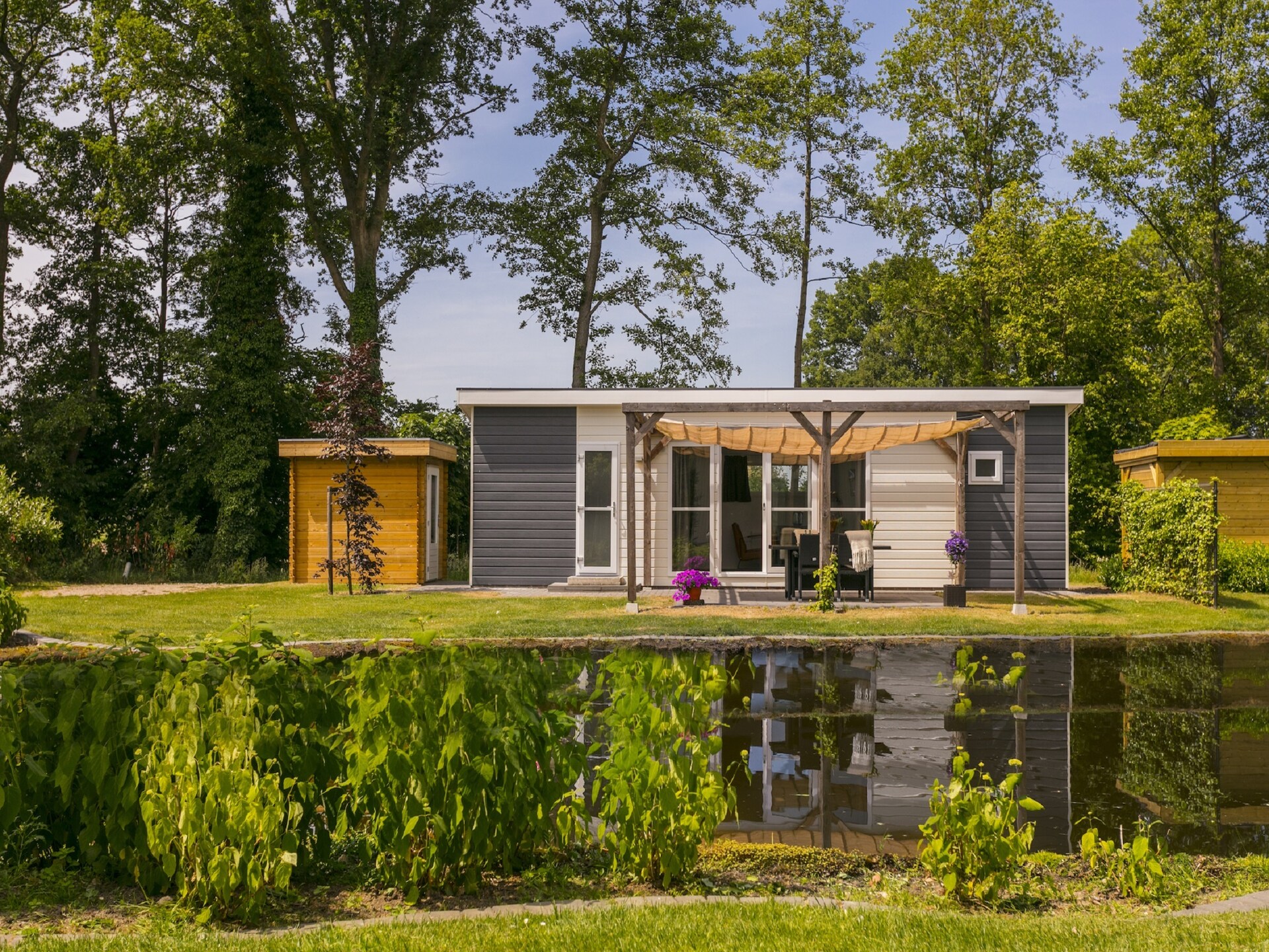 Modern waterchalet op Vakantiepark De Lochemse Berg in Lochem - foto 13