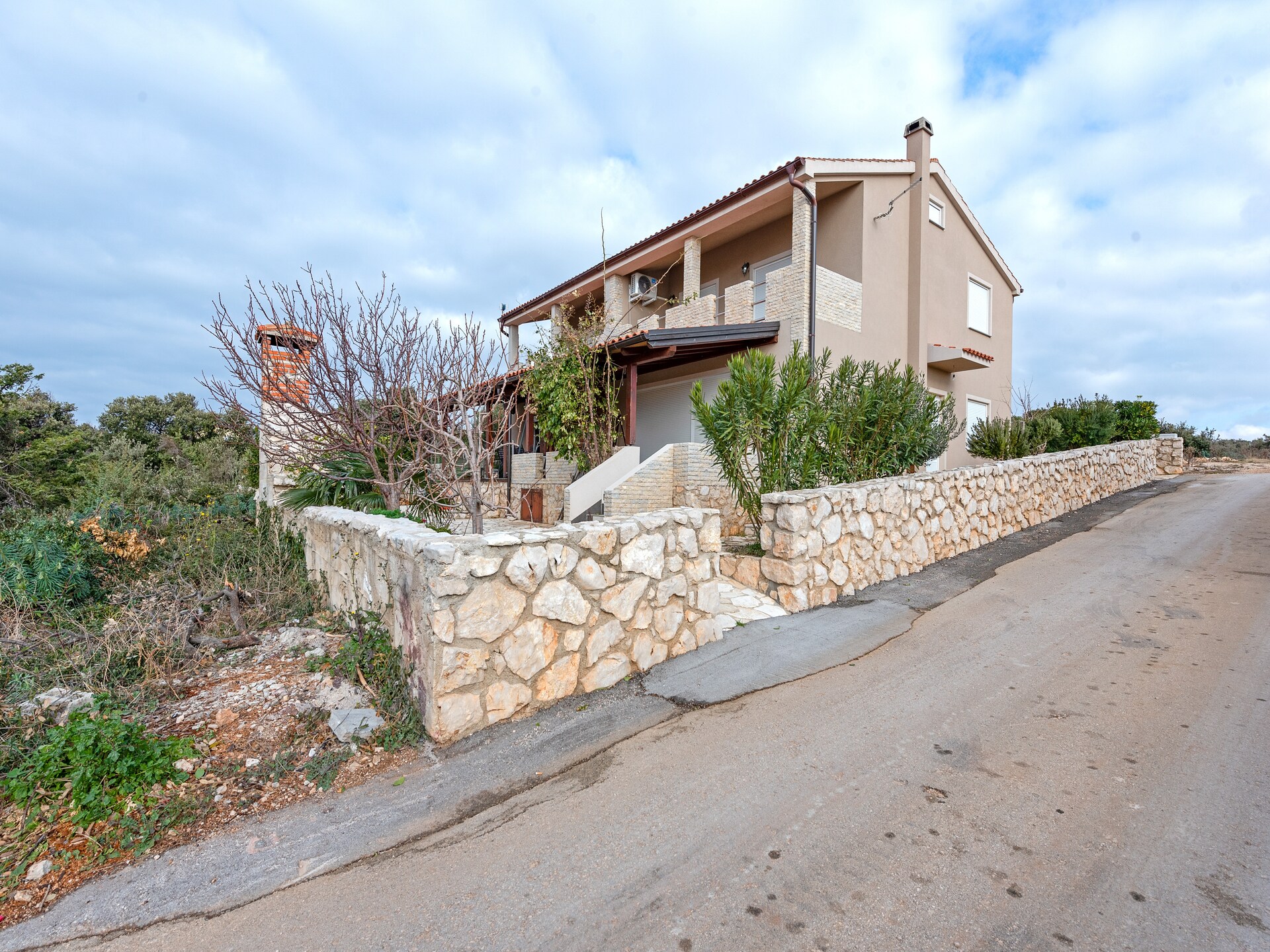 Vrijstaand vakantiehuis met 4 slaapkamers en tuin in Kolan, Dalmatië - foto 1