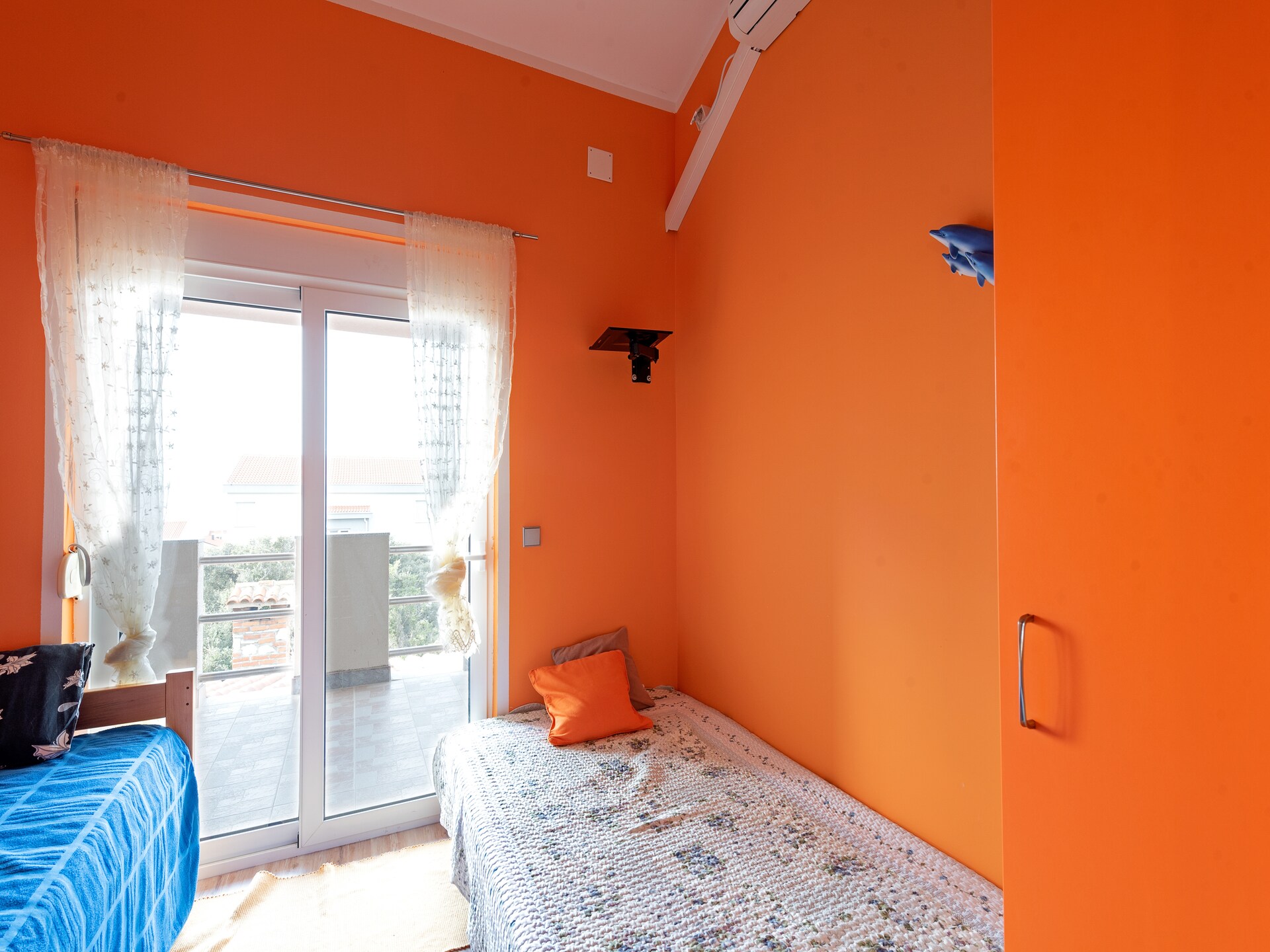 Vrijstaand vakantiehuis met 4 slaapkamers en tuin in Kolan, Dalmatië - foto 15