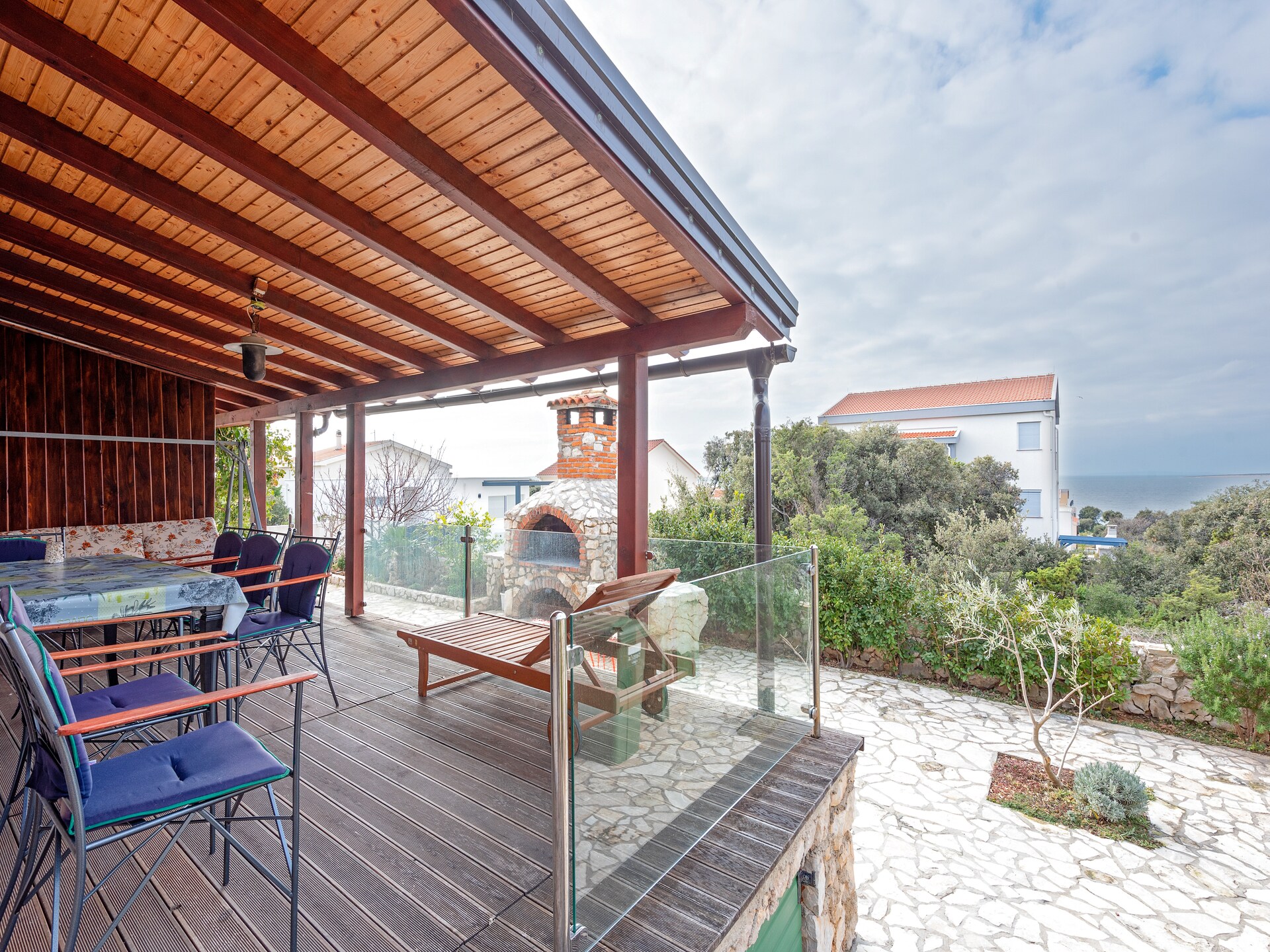Vrijstaand vakantiehuis met 4 slaapkamers en tuin in Kolan, Dalmatië - foto 25