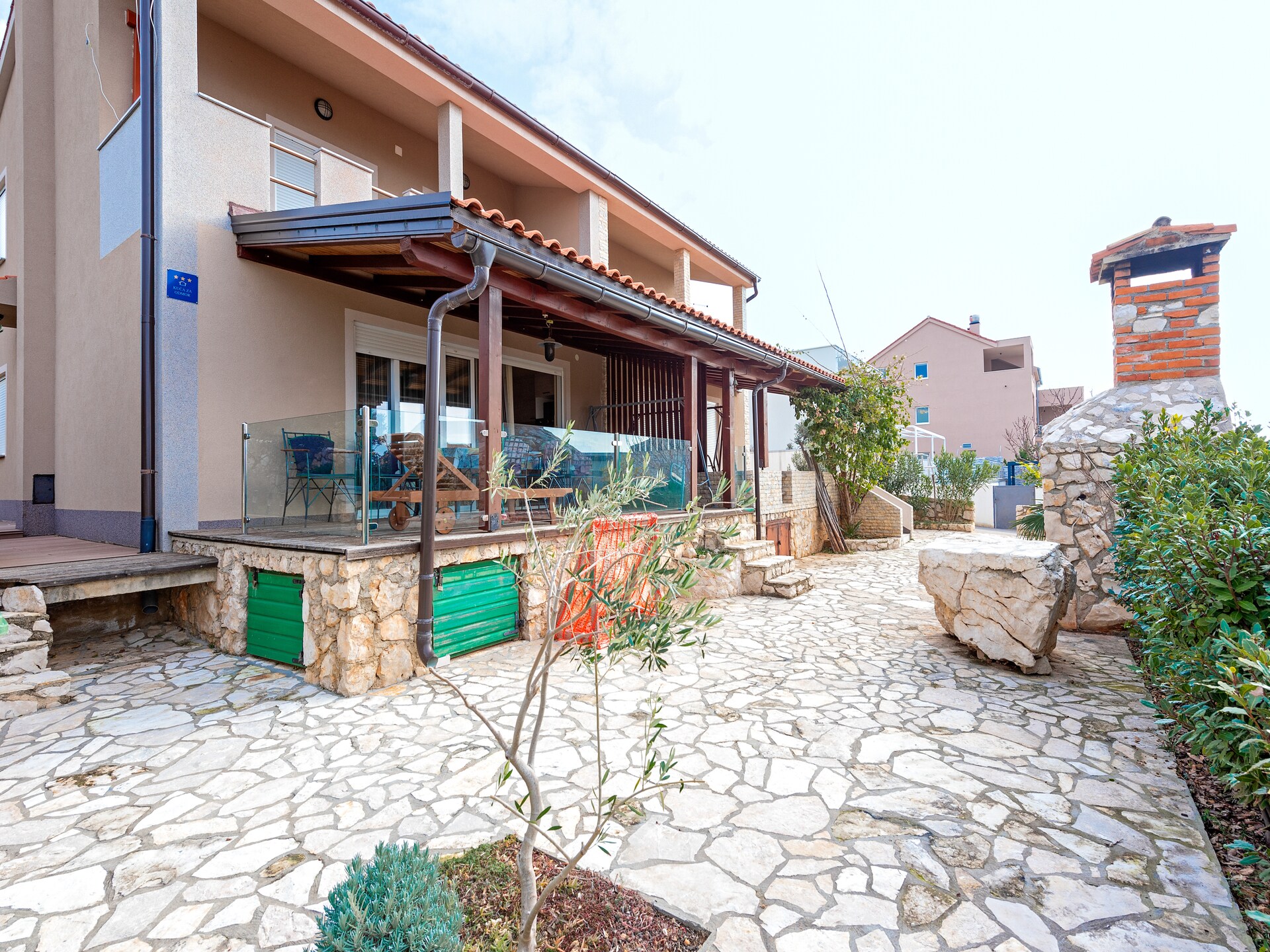 Vrijstaand vakantiehuis met 4 slaapkamers en tuin in Kolan, Dalmatië - foto 3