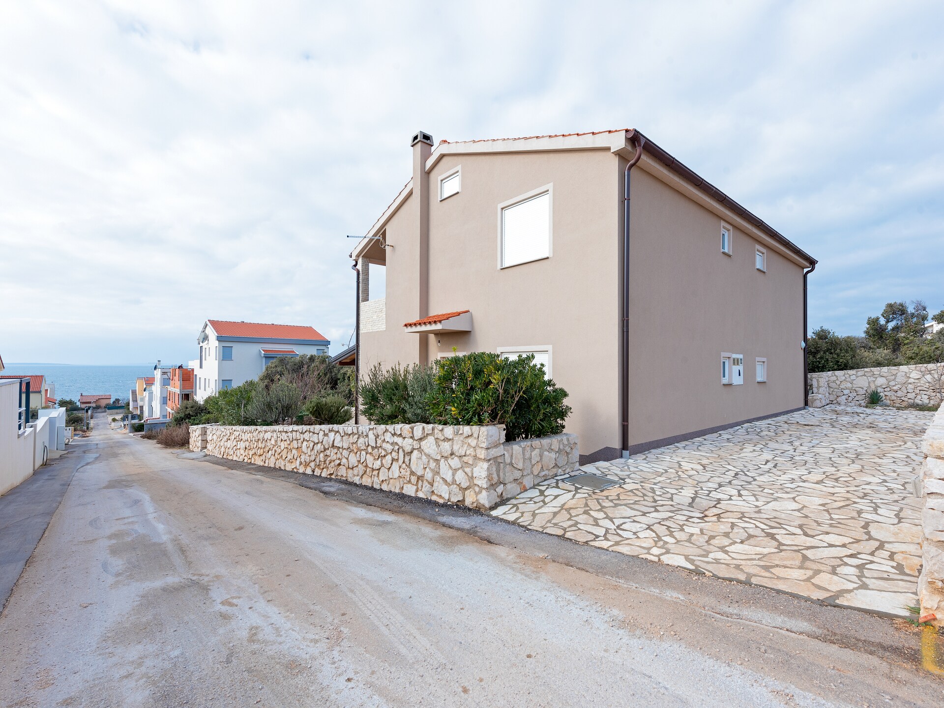 Vrijstaand vakantiehuis met 4 slaapkamers en tuin in Kolan, Dalmatië - foto 2