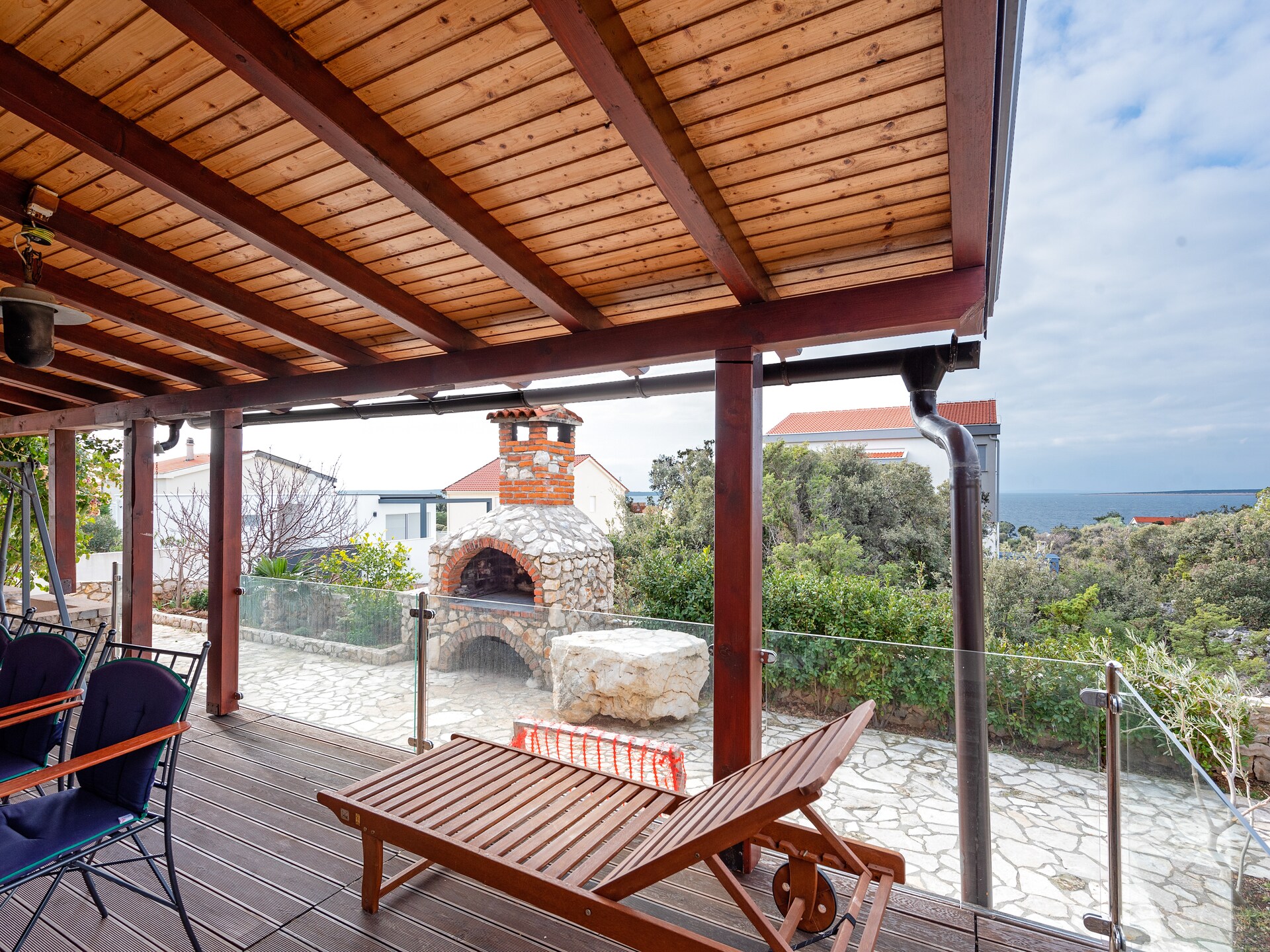 Vrijstaand vakantiehuis met 4 slaapkamers en tuin in Kolan, Dalmatië - foto 29