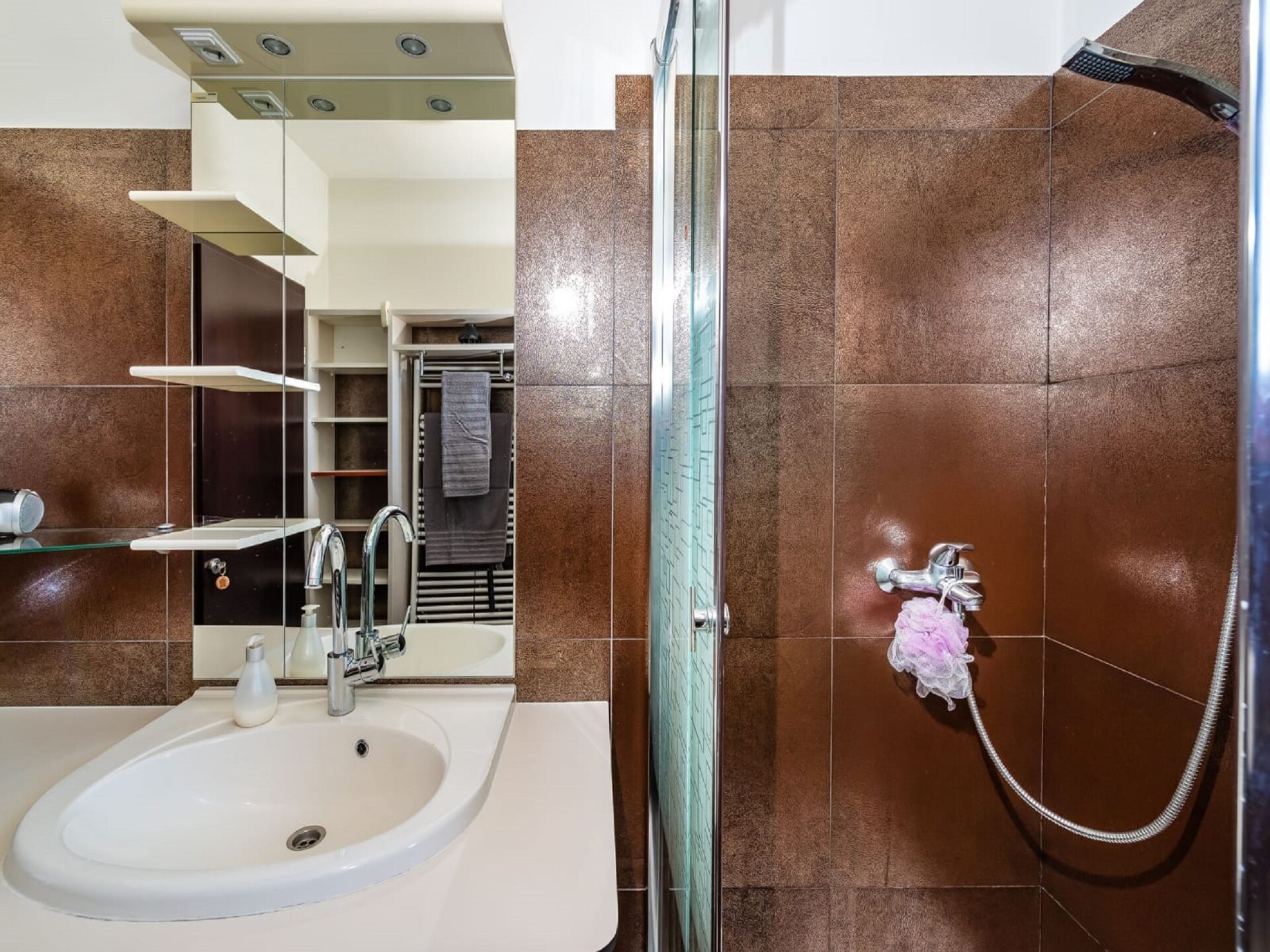 Ruim appartement met tuin in Radovin, 2 km van strand - foto 32