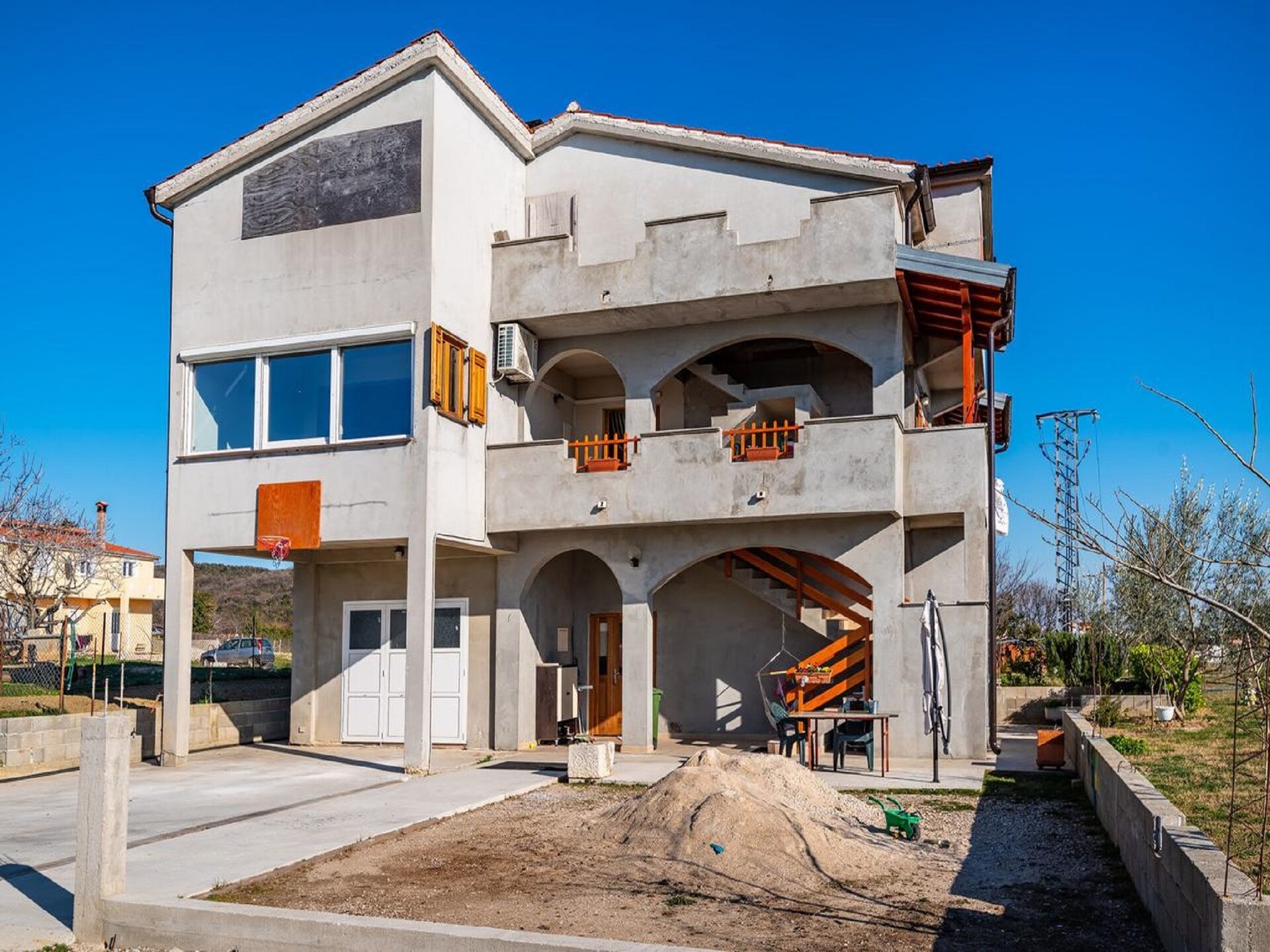 Ruim appartement met tuin in Radovin, 2 km van strand - foto 37