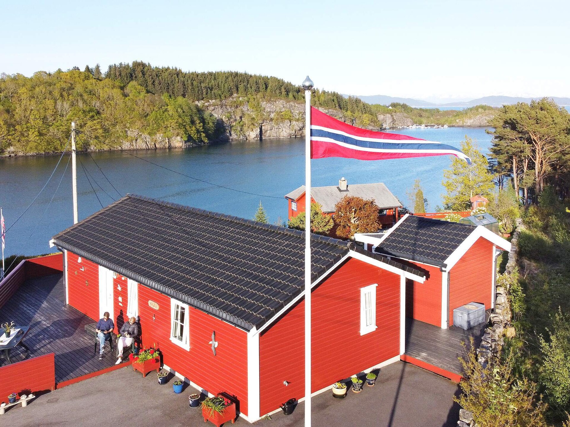 Vrijstaand vakantiehuis aan de fjord met eigen steiger en boot - foto 1