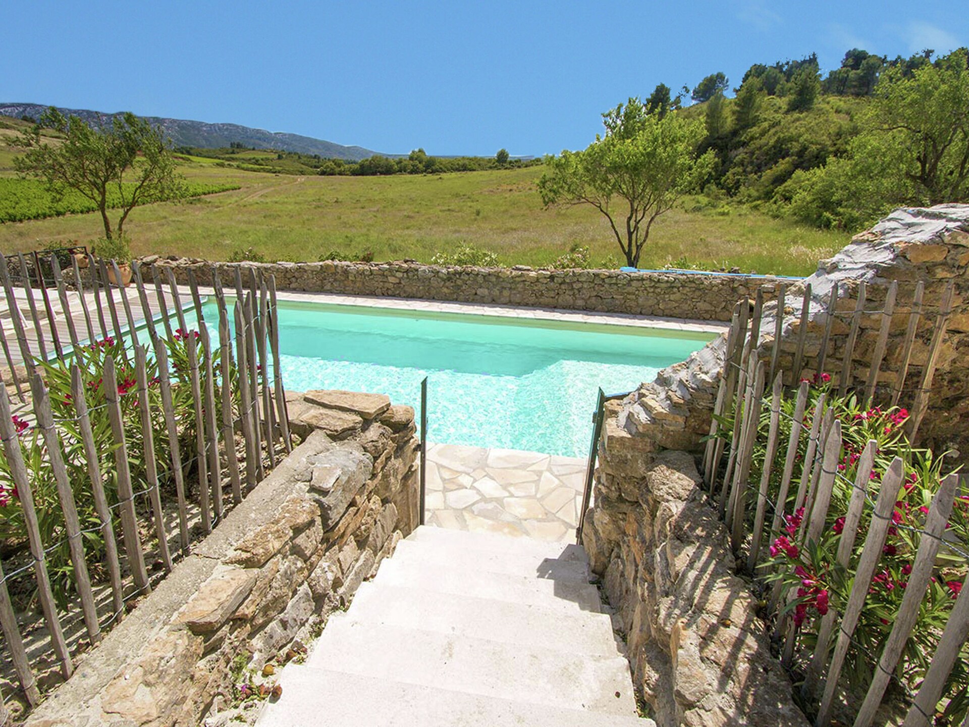 Luxe gîte tussen de wijnvelden in Aude, zwembad en airconditioning - foto 9