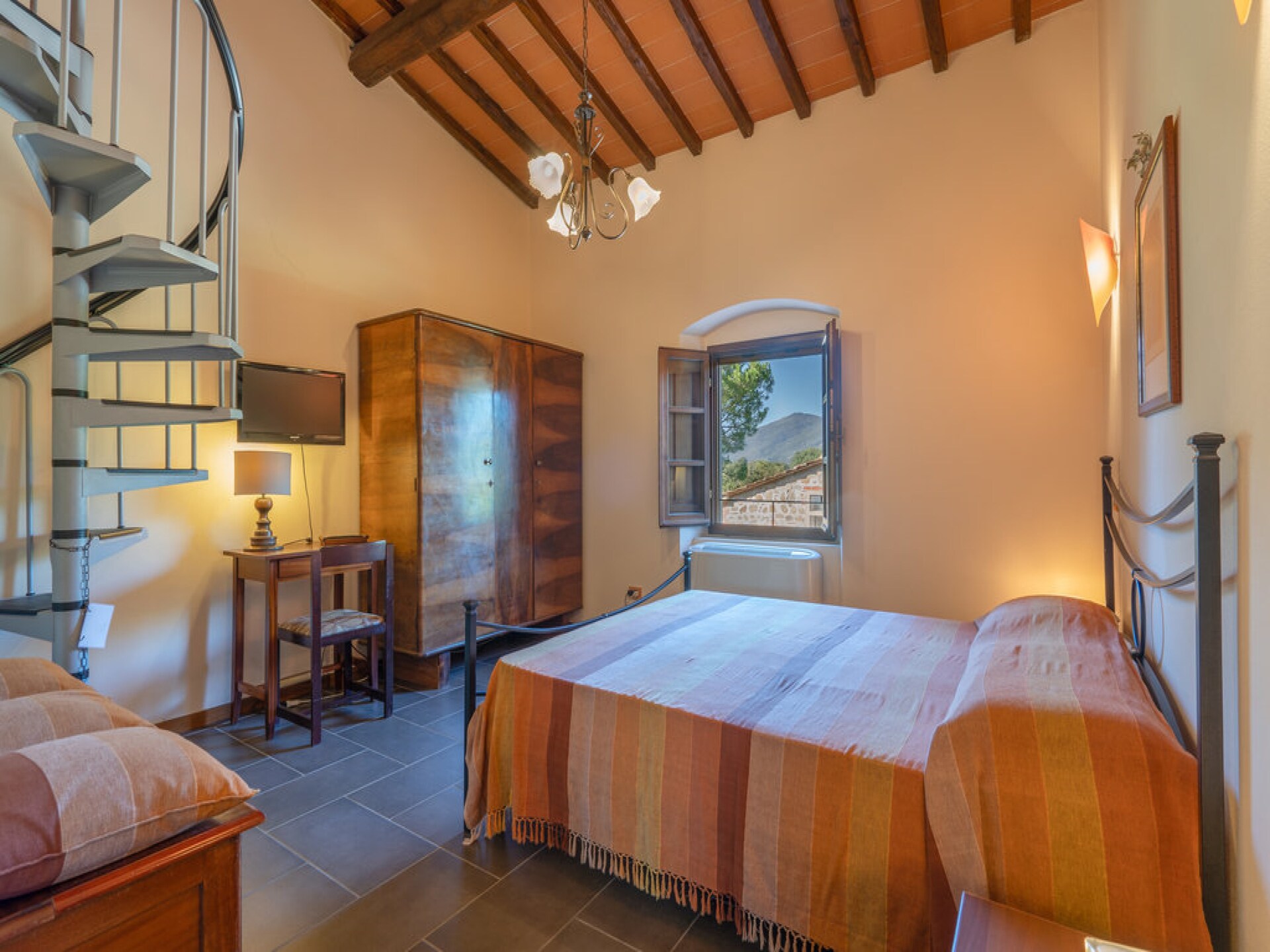 Ruim galerij-appartement voor 11 in Toscaans bos met zwembad - foto 6
