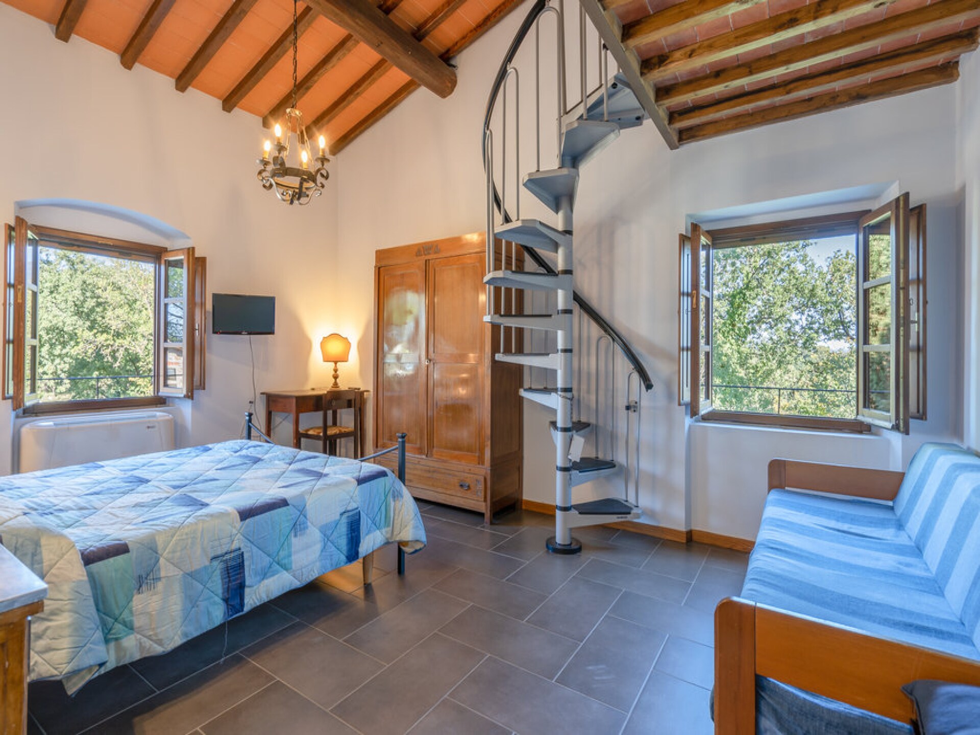 Ruim galerij-appartement voor 11 in Toscaans bos met zwembad - foto 19