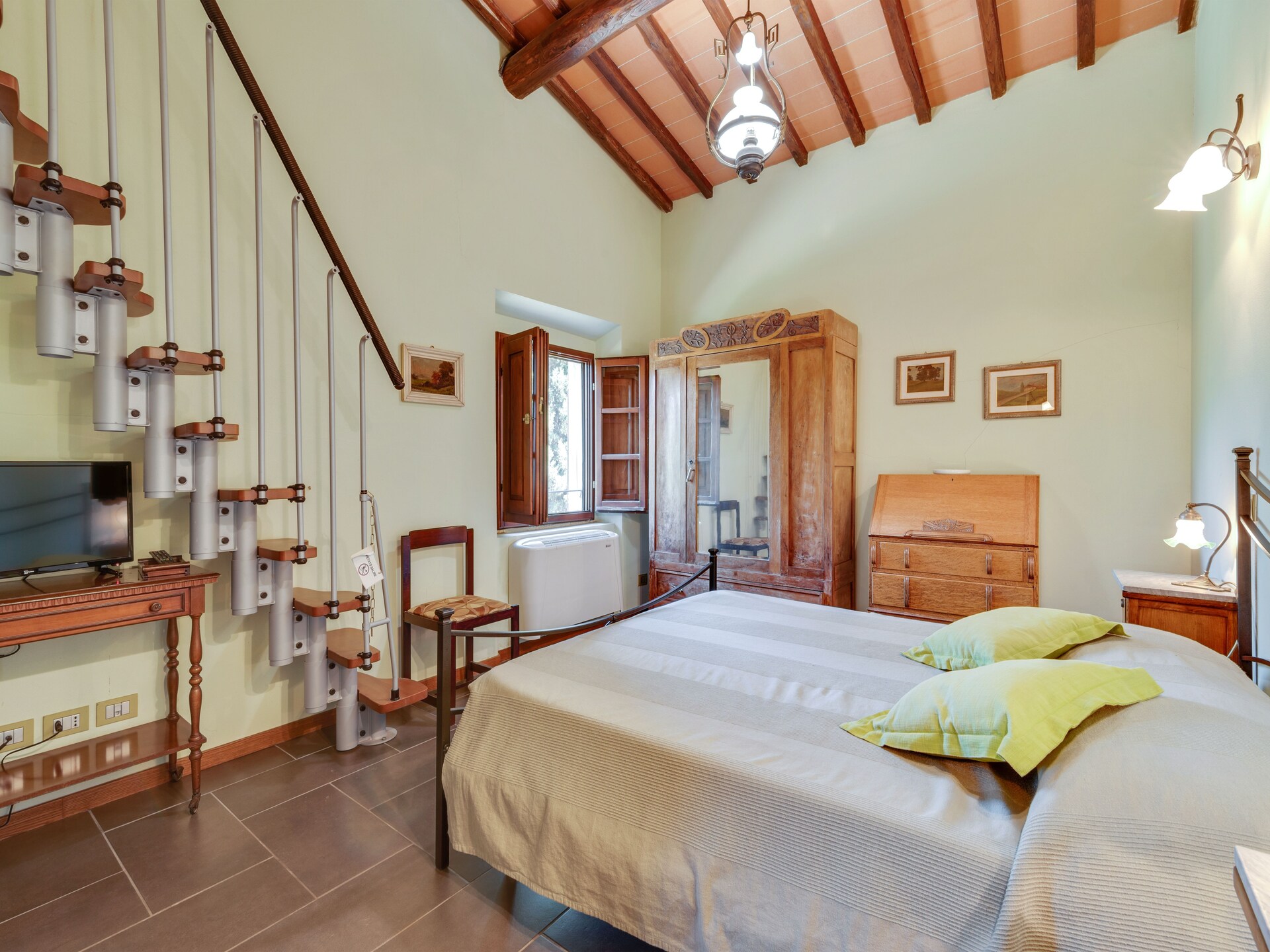 Ruim galerij-appartement voor 11 in Toscaans bos met zwembad - foto 23