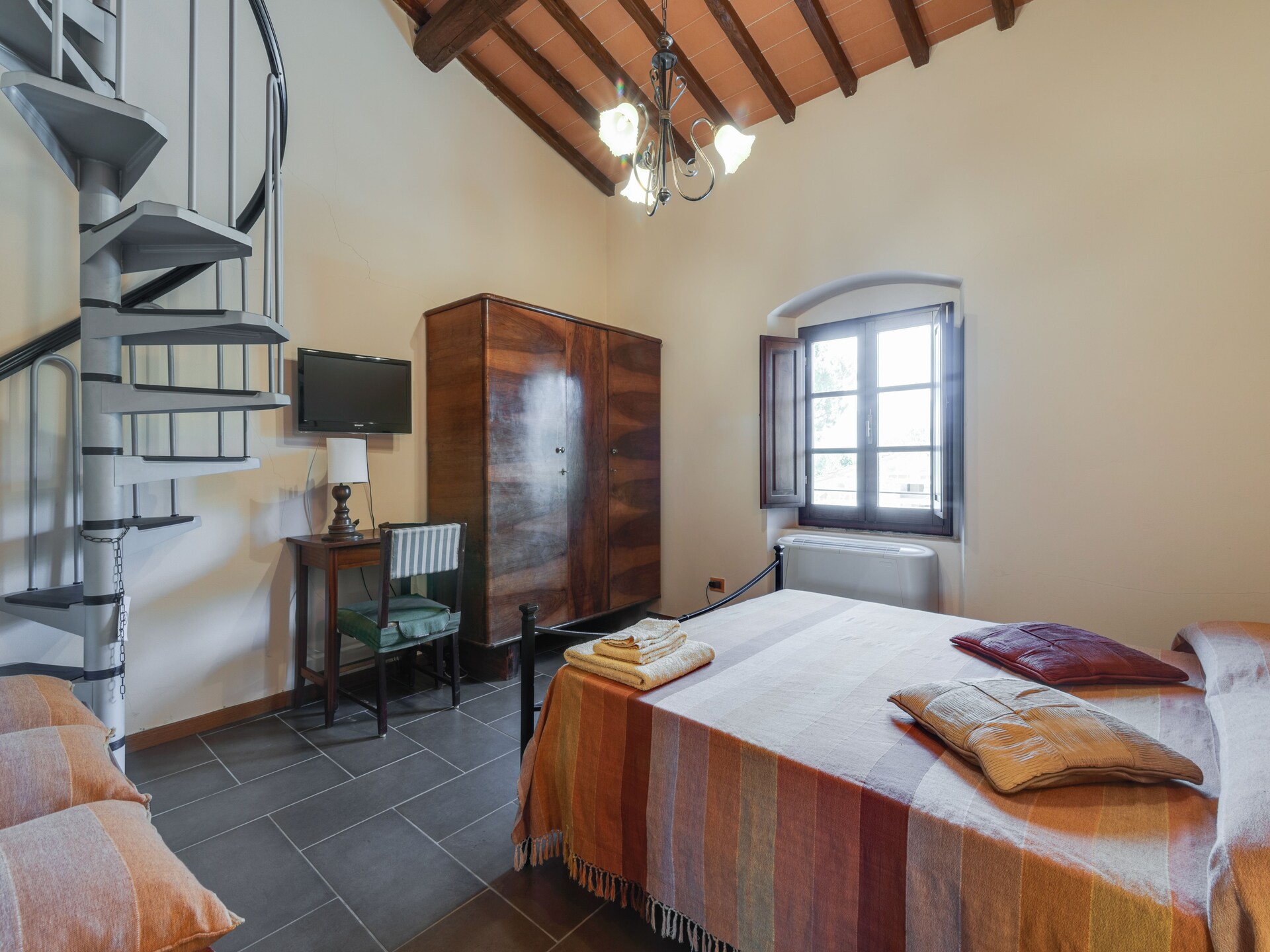 Ruim galerij-appartement voor 11 in Toscaans bos met zwembad - foto 28