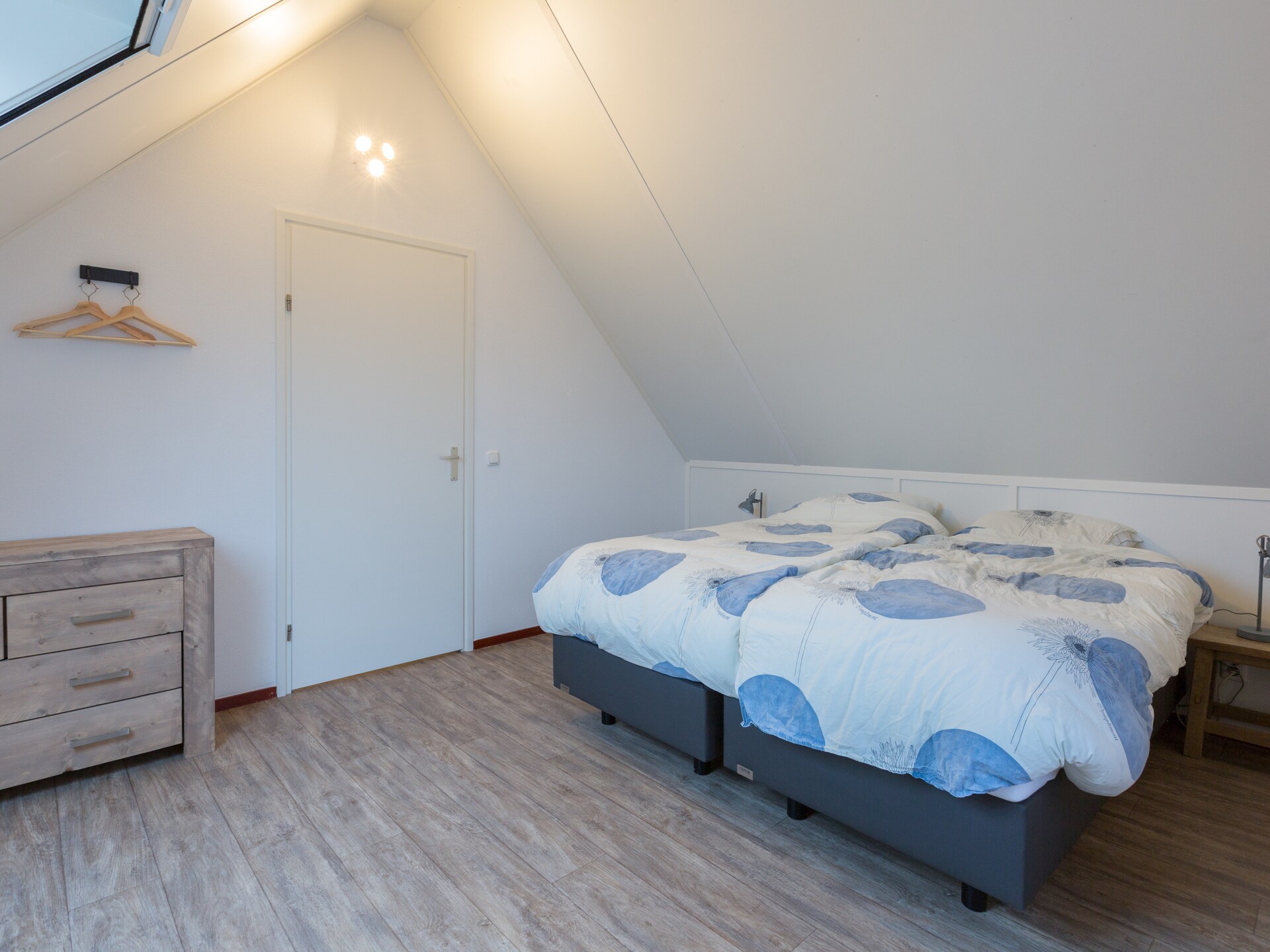 Modern vrijstaand vakantiehuis aan het water in Friesland - foto 3