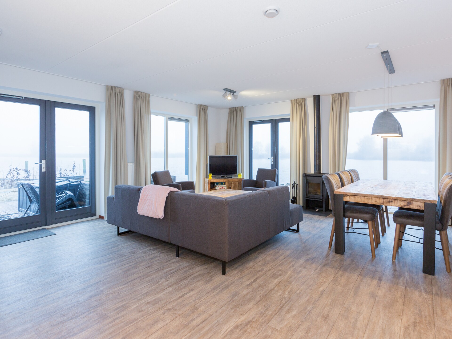 Modern vrijstaand vakantiehuis aan het water in Friesland - foto 5