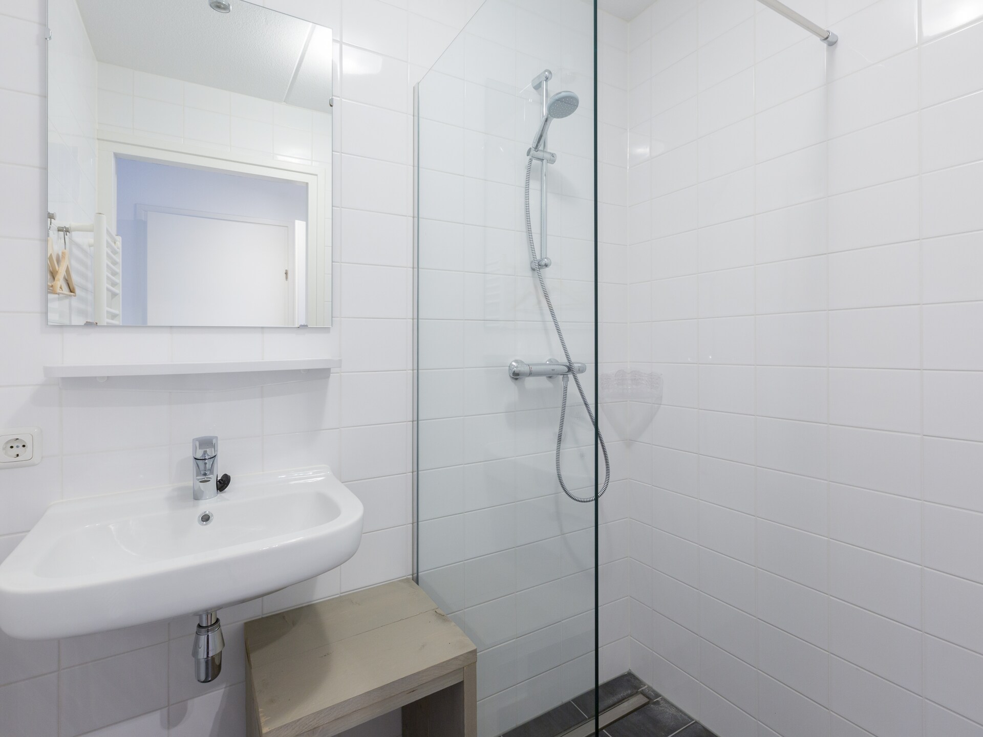 Modern vrijstaand vakantiehuis aan het water in Friesland - foto 9