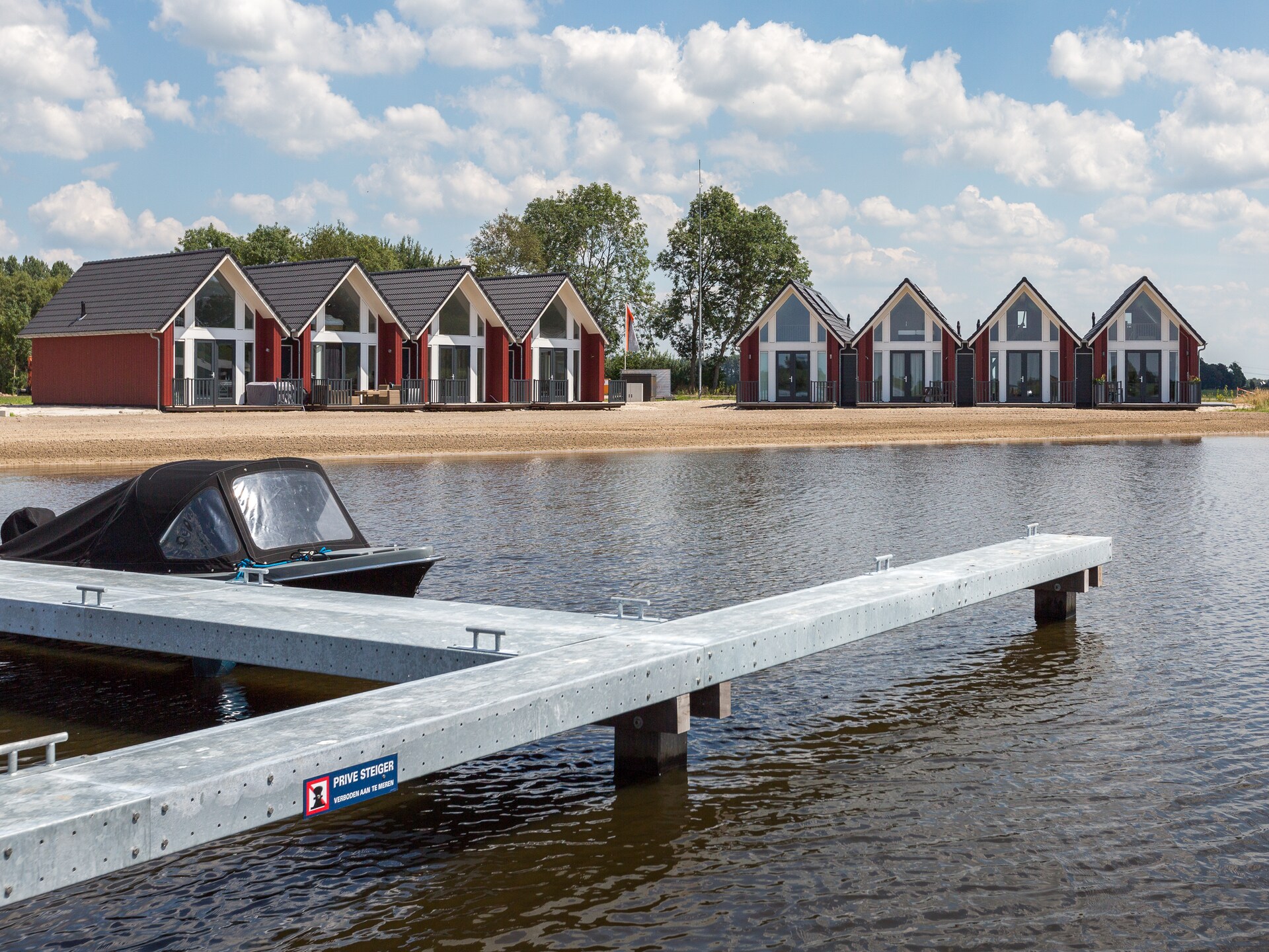 Modern vrijstaand vakantiehuis aan het water in Friesland - foto 14