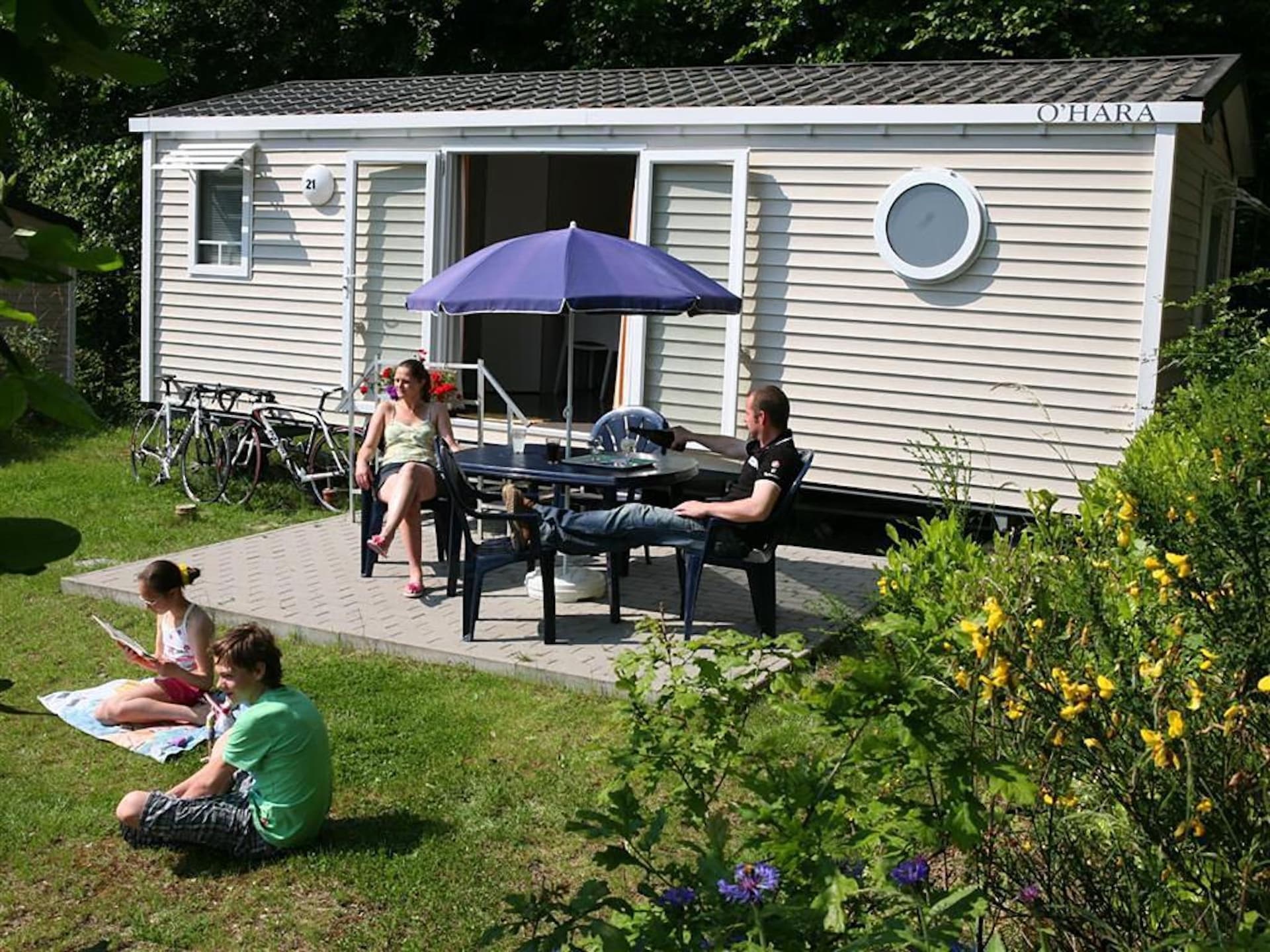 Gezellig 4-persoons chalet in Olloy-sur-Viroin met zonnig terras - foto 1