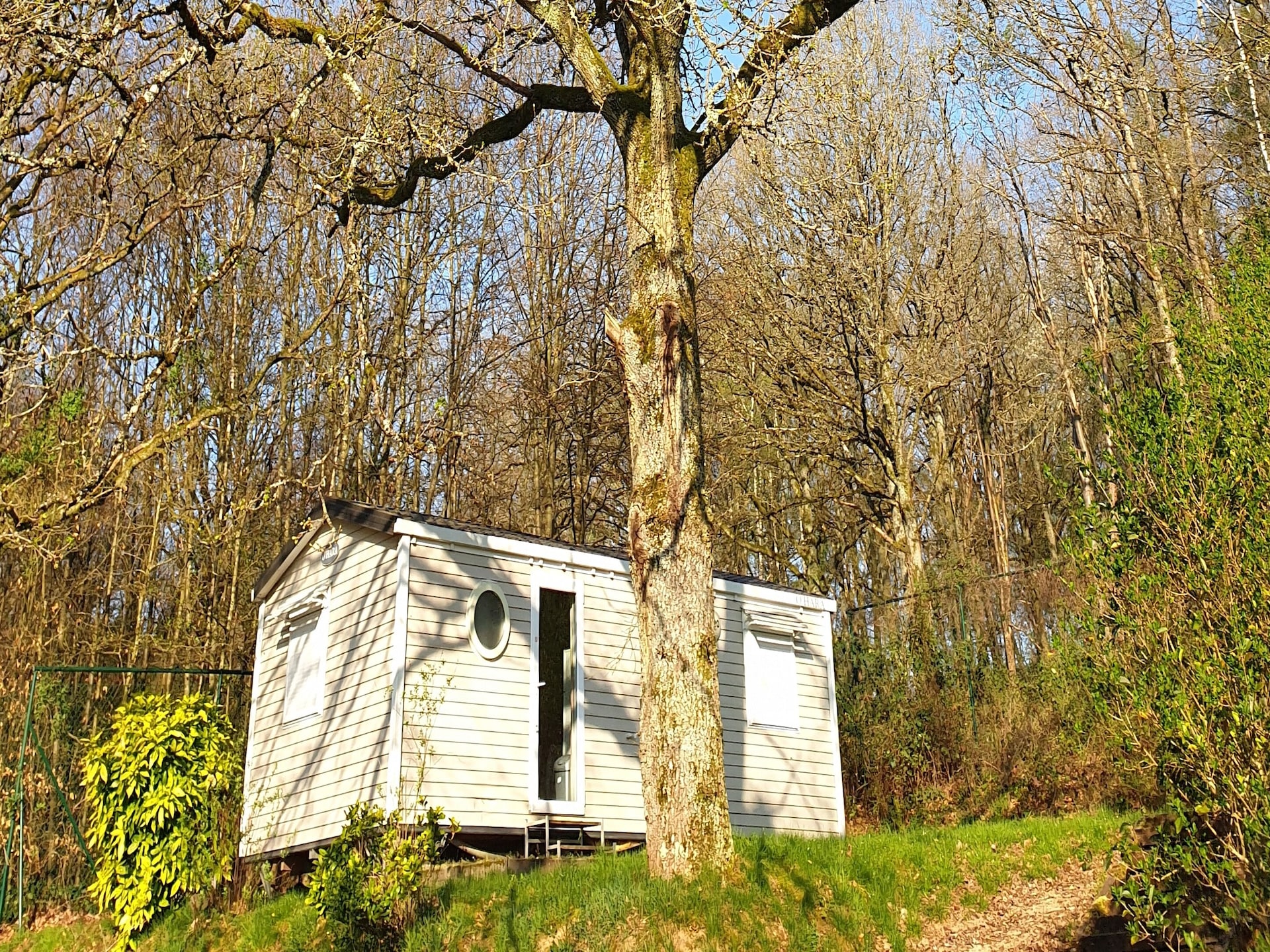 Gezellig 4-persoons chalet in Olloy-sur-Viroin met zonnig terras - foto 12