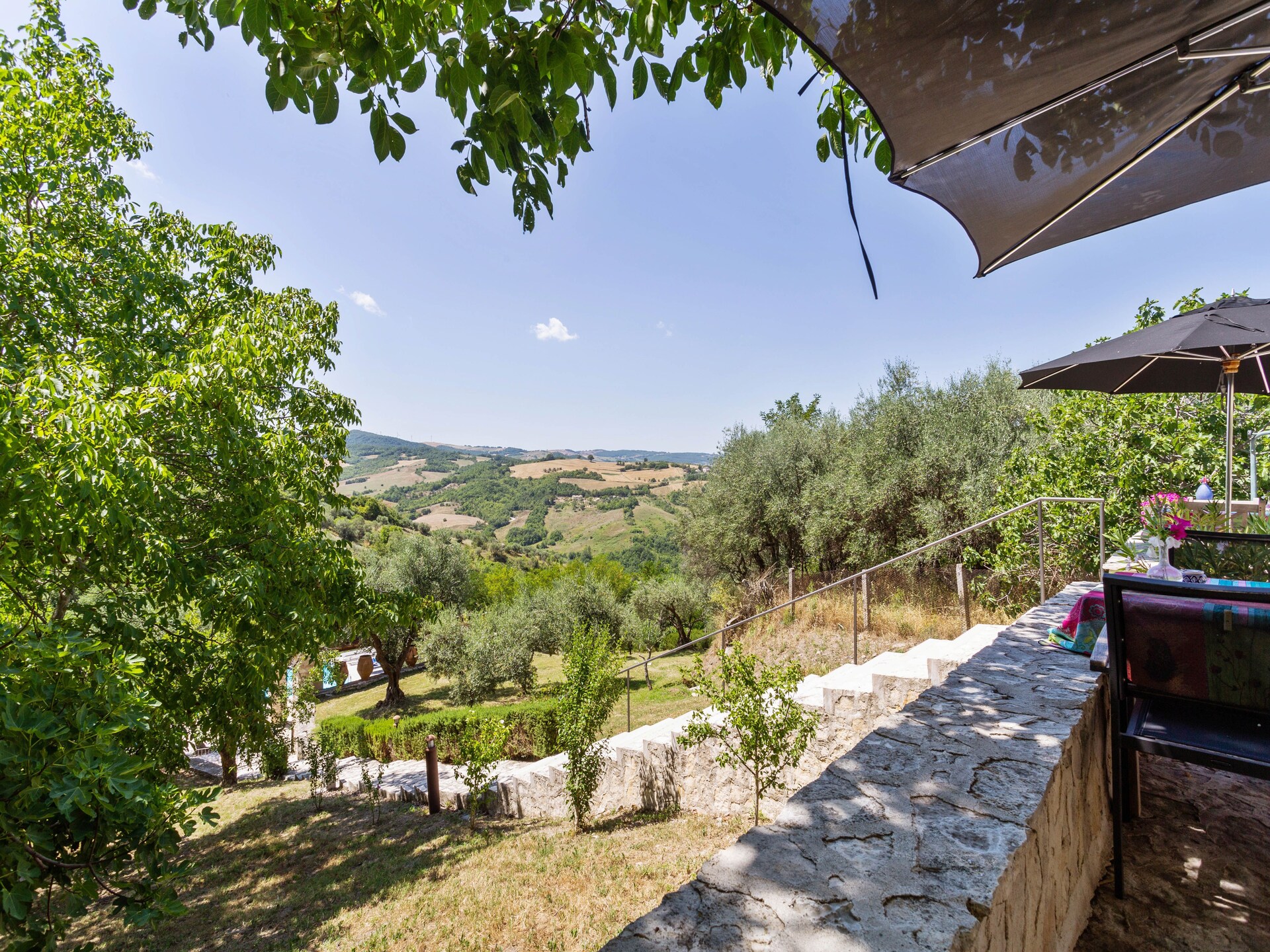 Gerenoveerd appartement in middeleeuws Ripabottoni met panoramisch terras - foto 33