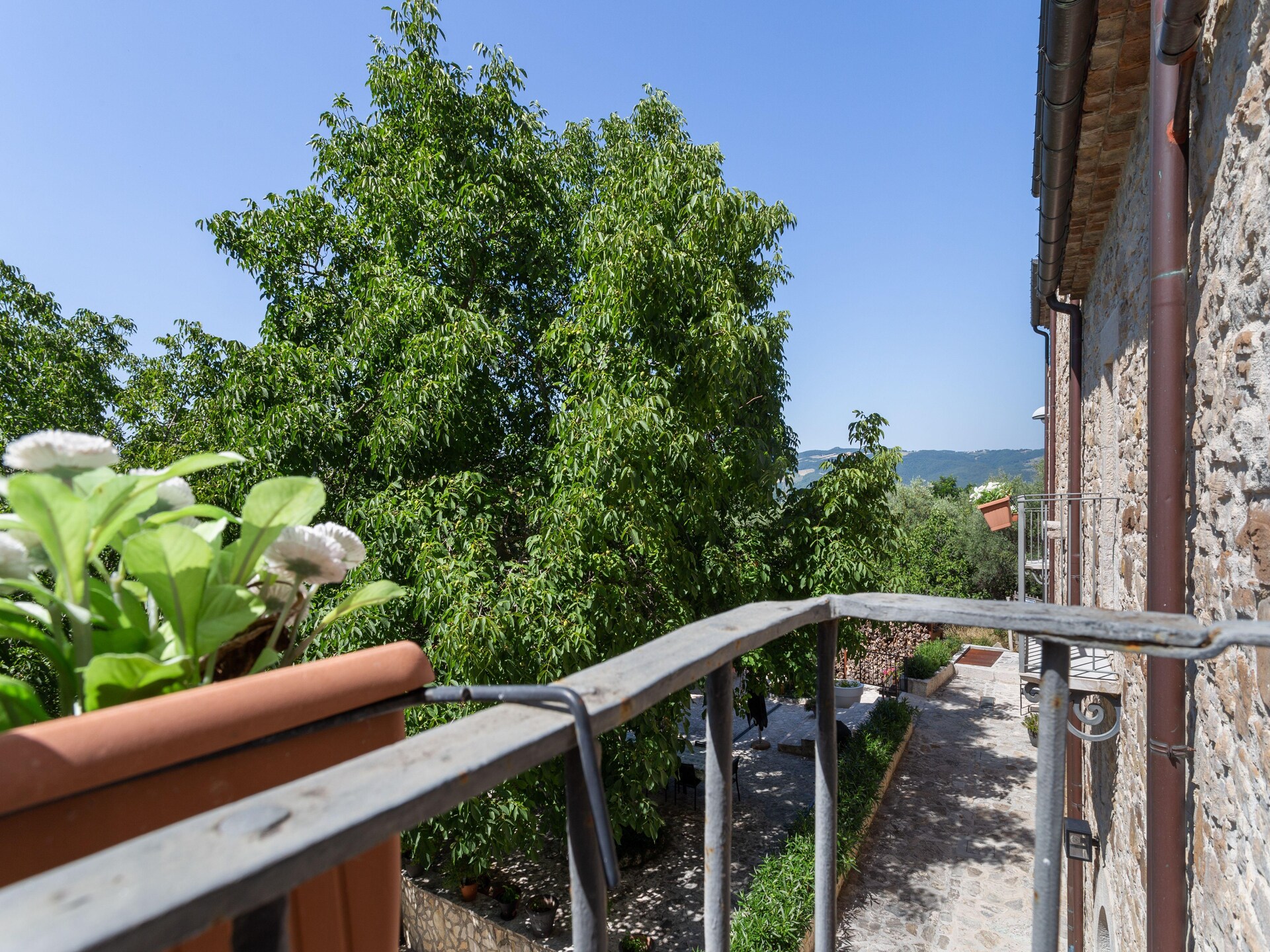 Gerenoveerd appartement in middeleeuws Ripabottoni met panoramisch terras - foto 17