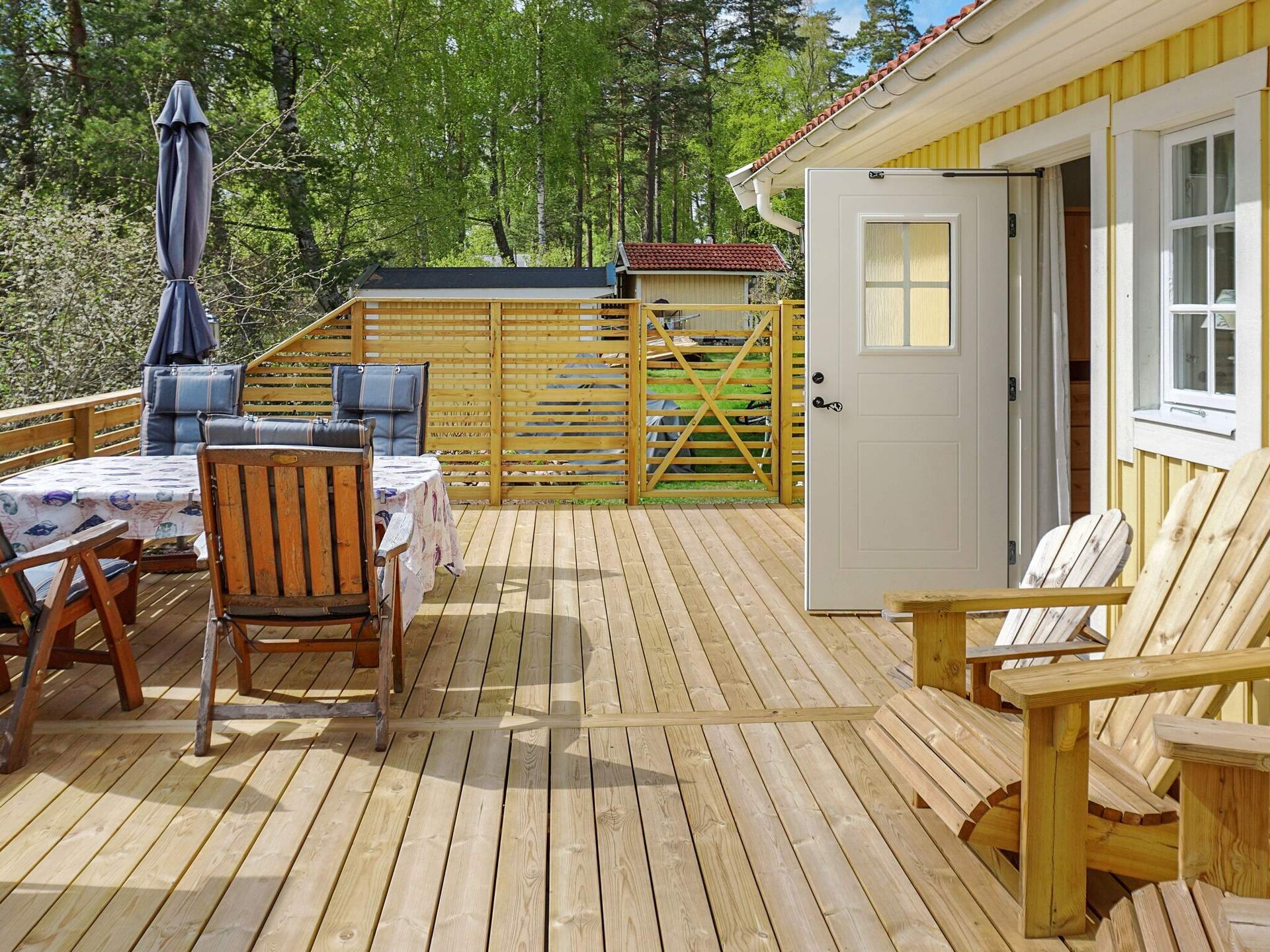 Nieuwe stuga aan het Mälaren met groot terras op 100 meter van het strand - foto 9