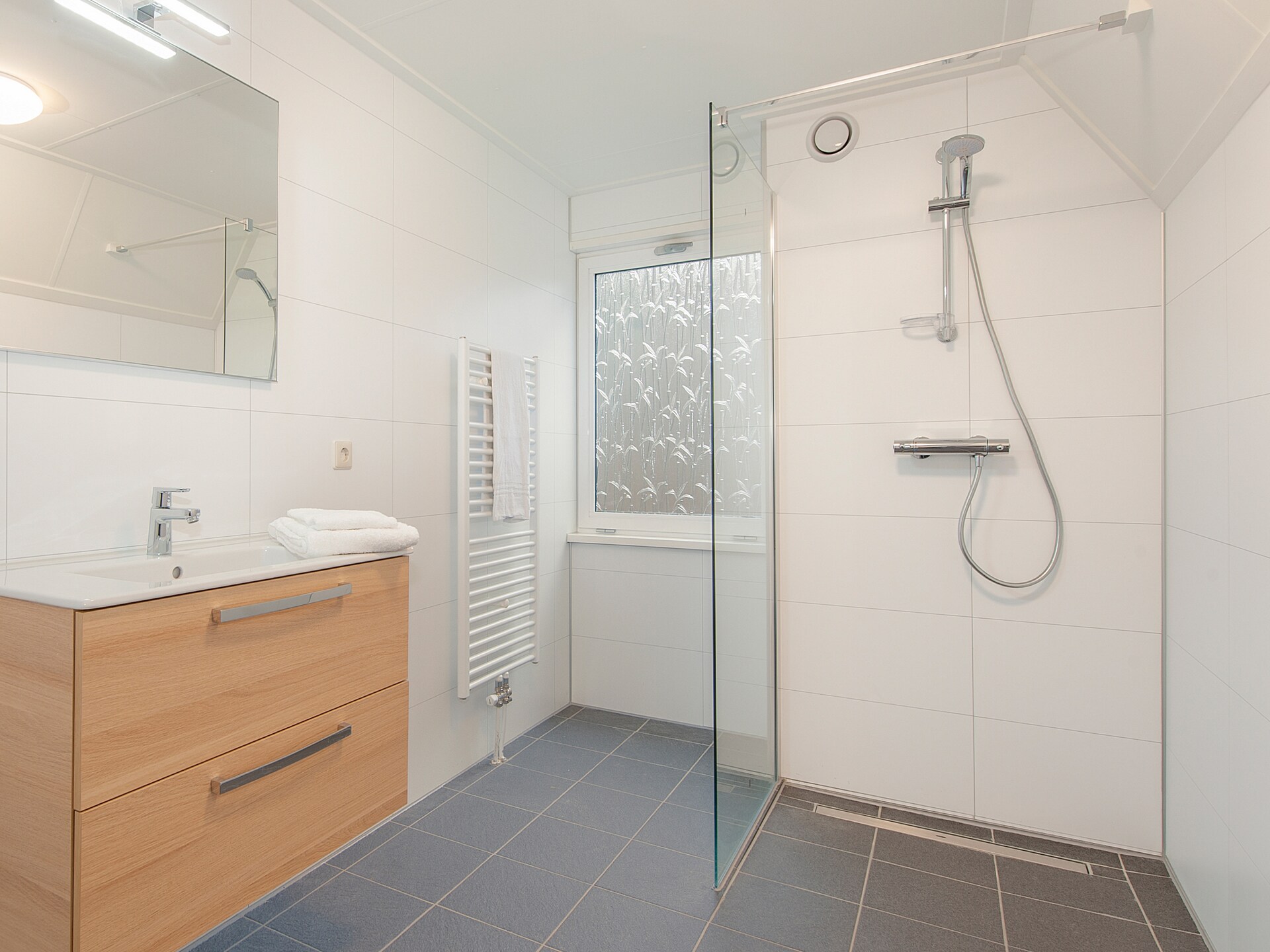Vrijstaande 8-persoonsbungalow in bosrijk vakantiepark bij Breda - foto 16