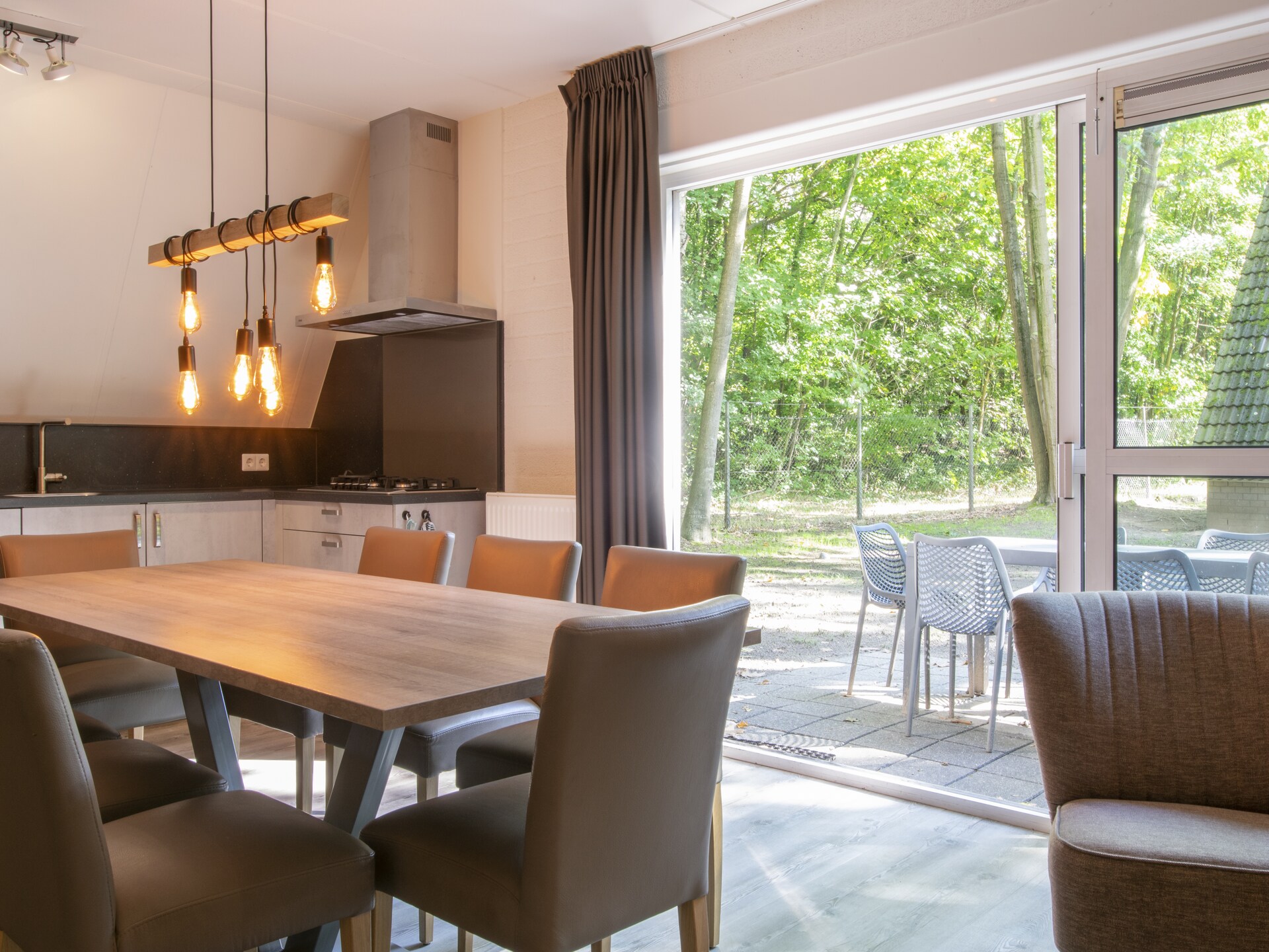 Vrijstaande 8-persoonsbungalow in bosrijk vakantiepark bij Breda - foto 11