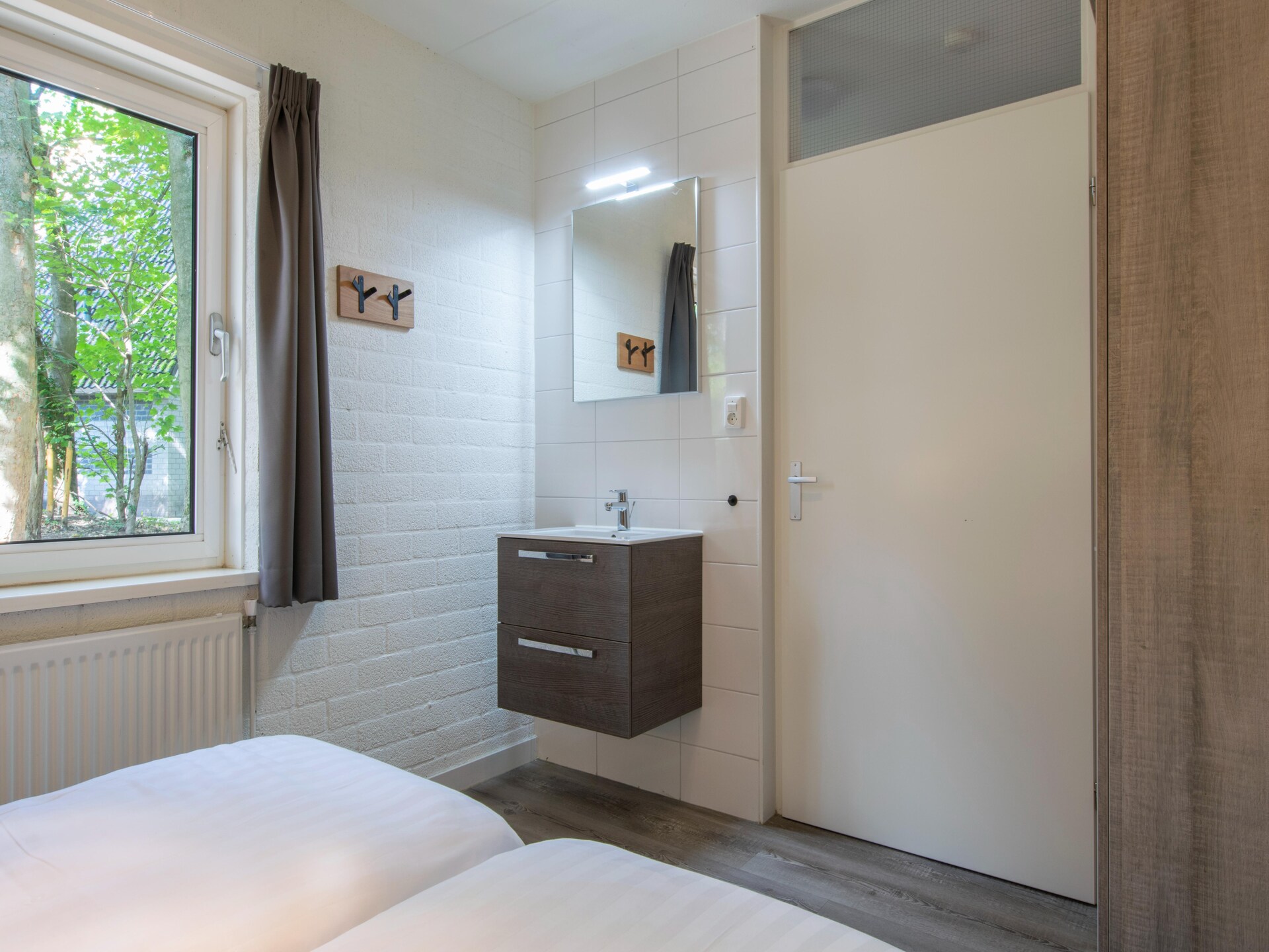 Vrijstaande 8-persoonsbungalow in bosrijk vakantiepark bij Breda - foto 14