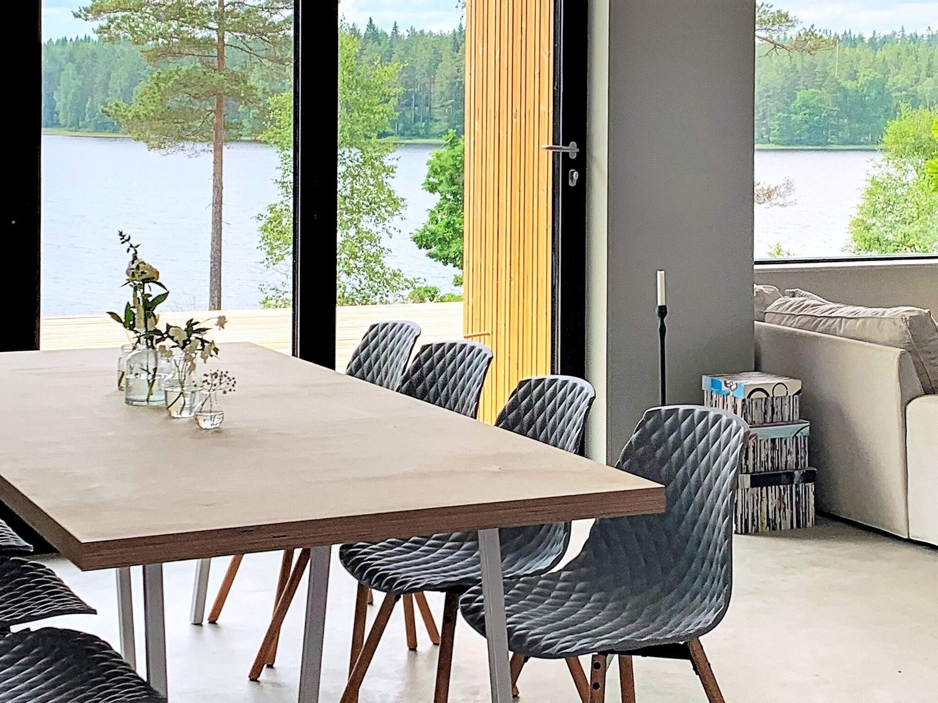 Design vakantiehuis met panoramisch uitzicht op het meer in Håcksvik - foto 2