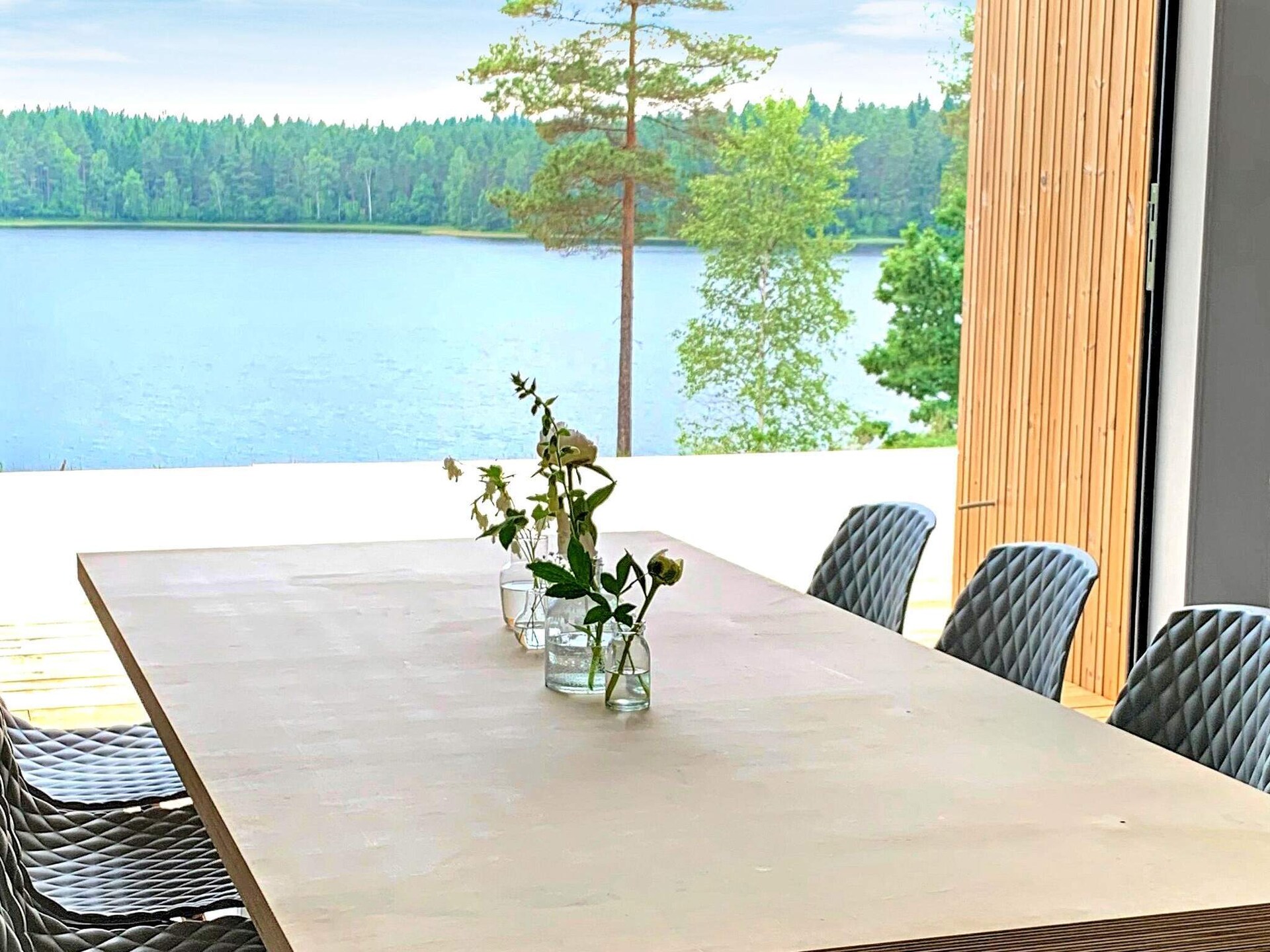 Design vakantiehuis met panoramisch uitzicht op het meer in Håcksvik - foto 19